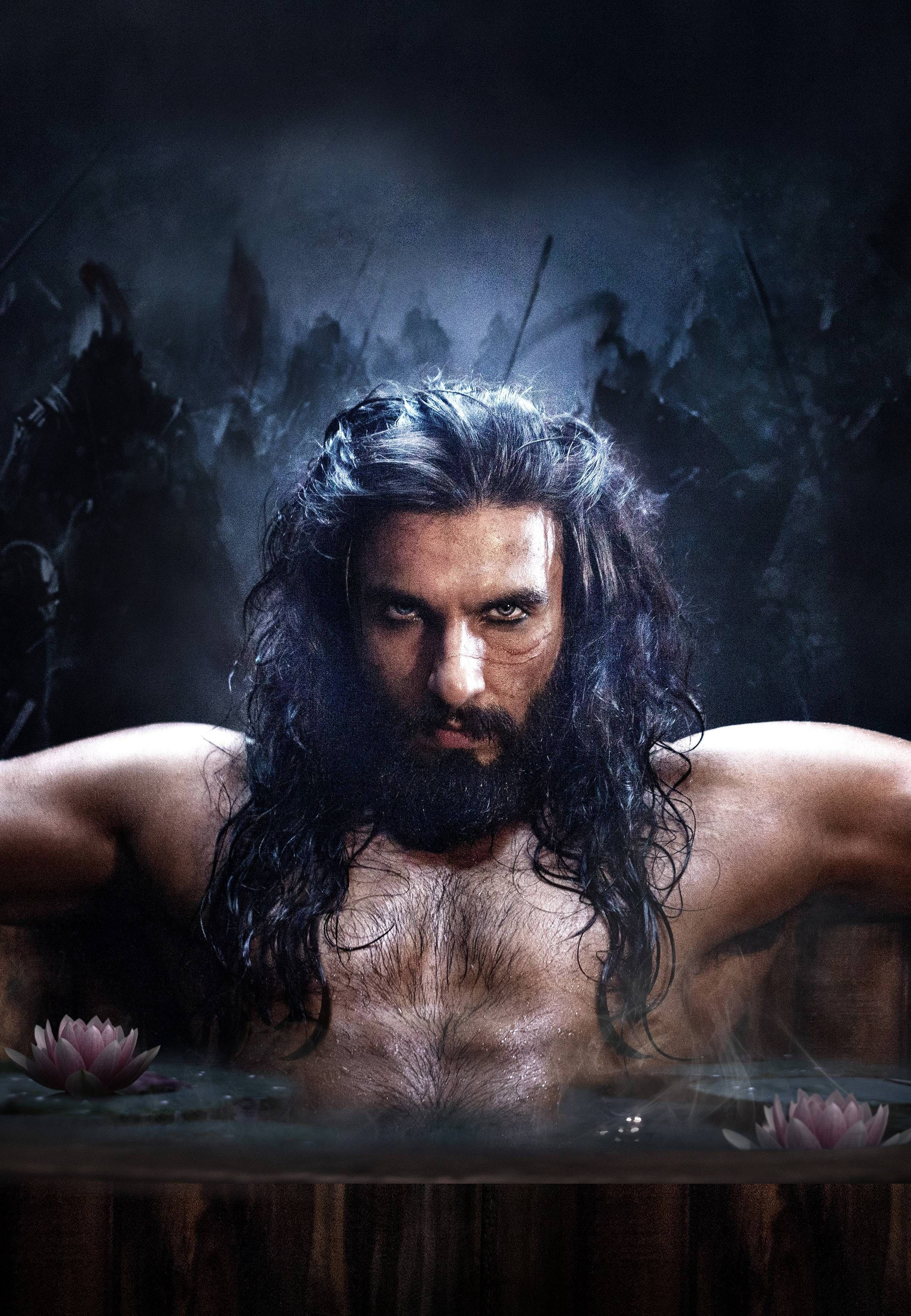 Ranveer Singh 桌布 壁紙 — 一位鬍鬚戰士濕髮從黑暗的水中浮現，周圍環繞著蓮花和背景中的陰影士兵。