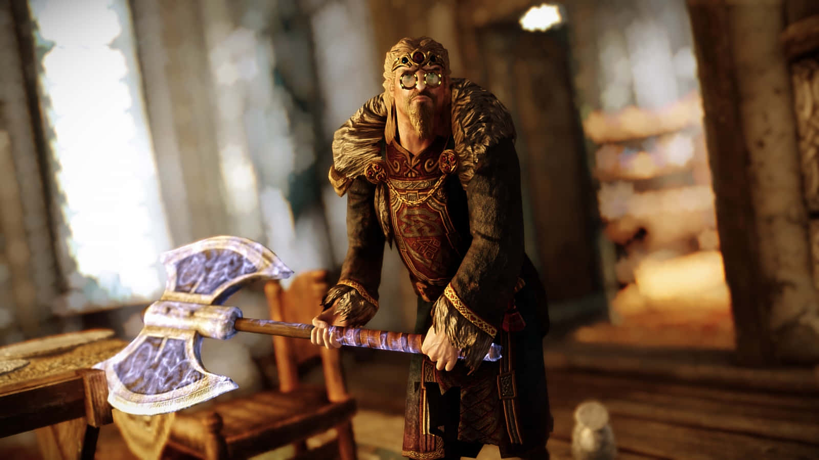 Jarl Balgruuf 桌布 壁紙 — 一位鬍鬚戰士身穿華麗盔甲，在質樸的木製大廳中緊握一把發光的雙頭斧。