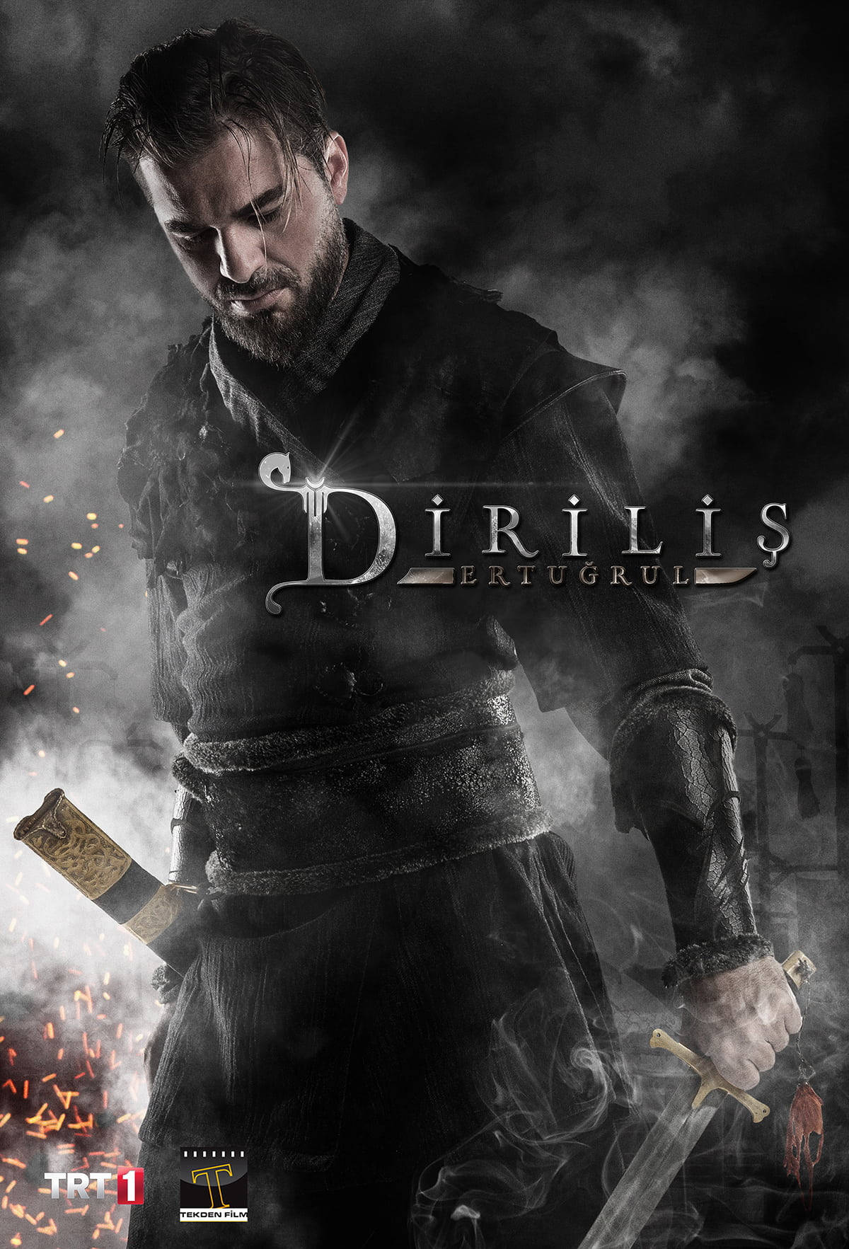 Ertugrul 桌布 壁紙 — 一位鬍鬚戰士身穿黑色盔甲，在煙霧與火花中握劍，燈光效果戲劇化。