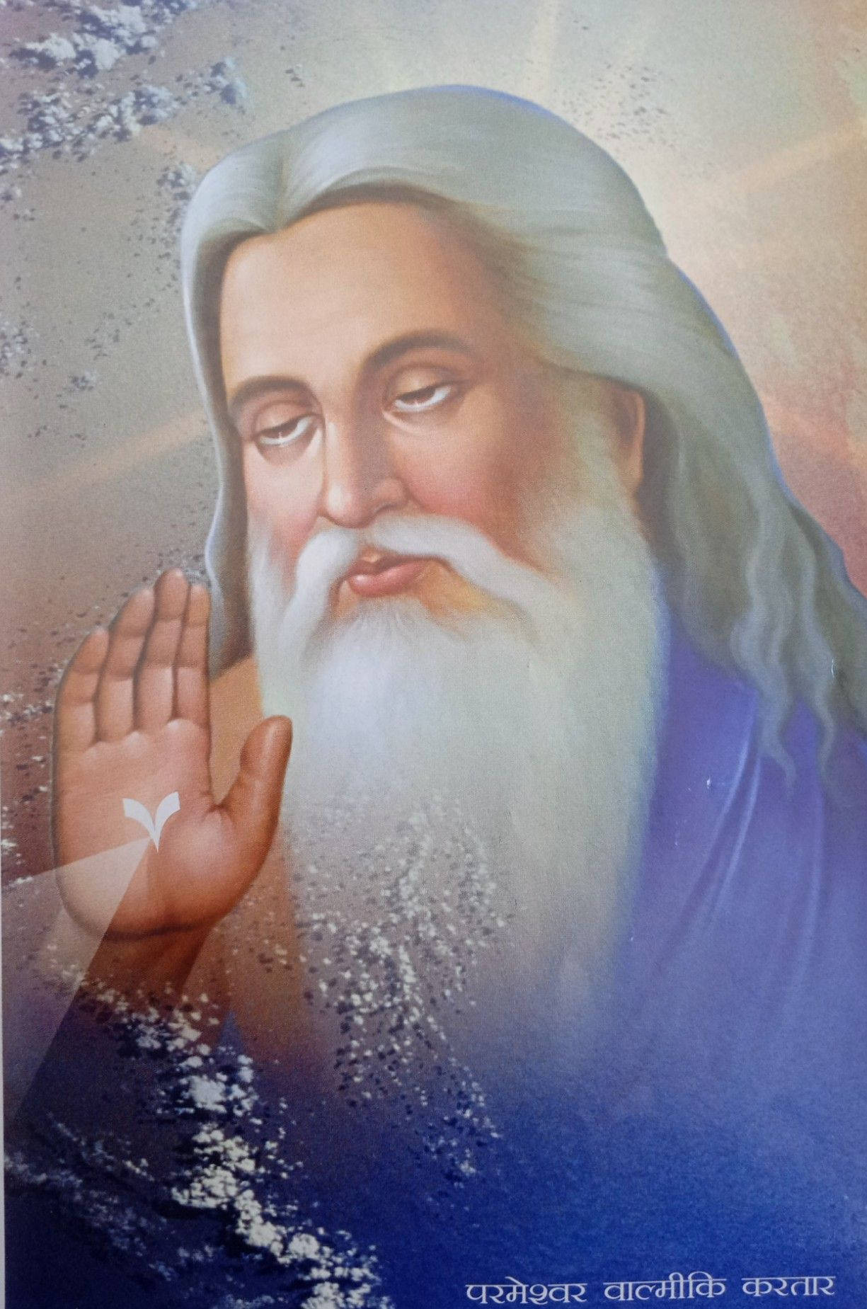 guru nanak dev ji 桌布 壁紙 — 一位鬍鬚聖人的寧靜肖像，閉著眼睛，舉起手，在宇宙背景下柔和地發光。
