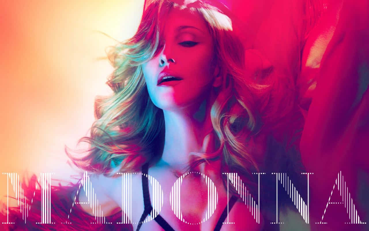 Madonna 桌布 壁紙 — 一位魅力女性，秀髮飄逸，沐浴在鮮豔的紅色和青色燈光中，並帶有粗體文字疊加。
