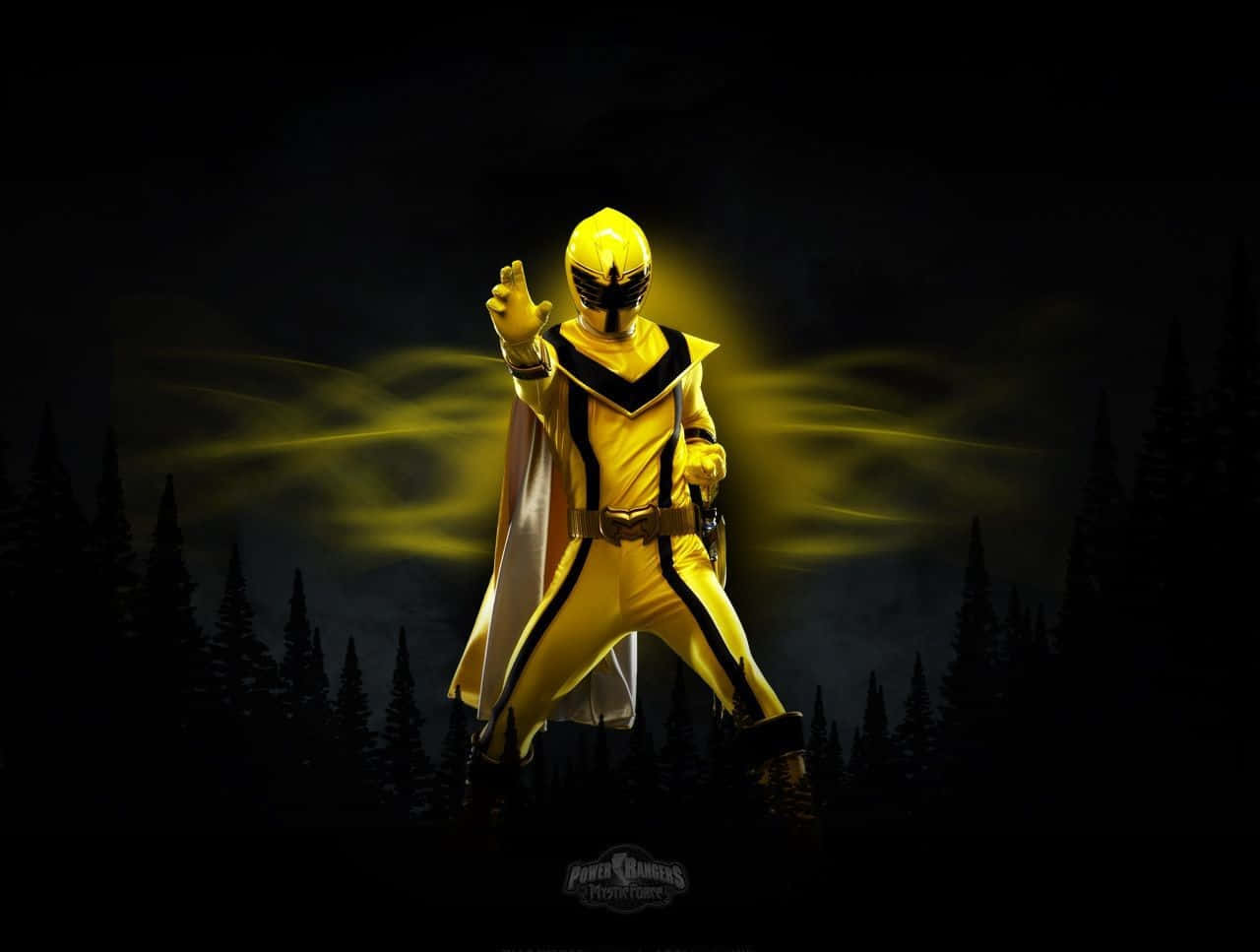 金剛戰士 桌布 壁紙 — 一位黃色Power Ranger在夜晚的黑暗森林中英勇站立，發光的能量在他周圍旋轉。