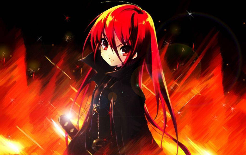 Fire Anime 桌布 壁紙 — 一位黑外套、火焰般紅髮的動漫女孩，站在熾熱的橙紅色背景前，背景有閃爍的星星。