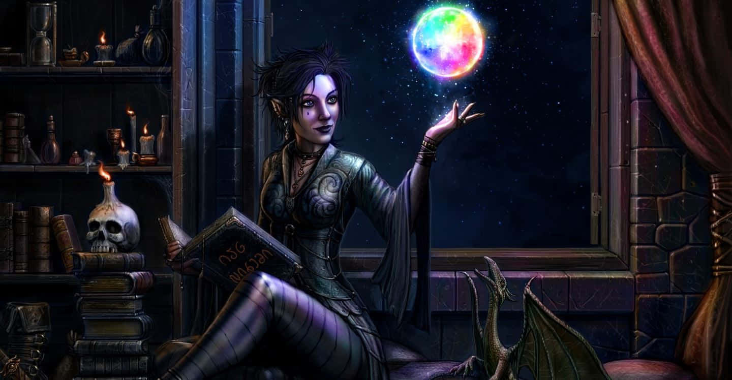 Green Witch 桌布 壁紙 — 一位黑暗奇幻女巫，眼睛發光，在一個充滿書籍和頭骨的燭光書房中坐著，懸浮著一個彩虹球體。