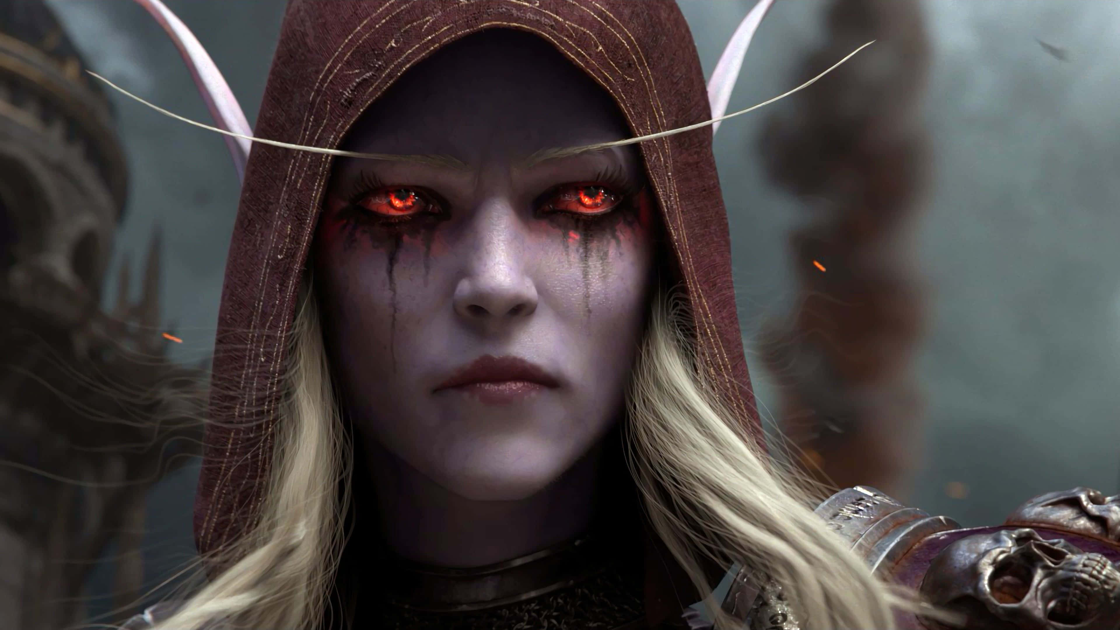 Sylvanas Windrunner 桌布 壁紙 — 一位黑暗奇幻戰士，擁有發光的紅色眼睛和連帽斗篷，站在煙霧瀰漫的廢墟中，她的臉上帶有血痕和骷髏裝飾的盔甲。