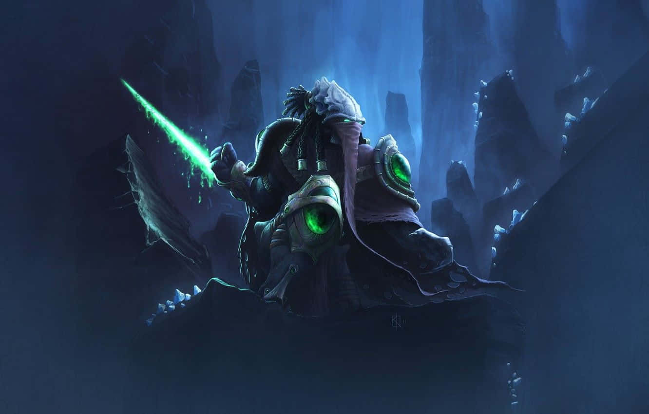 Starcraft Characters 桌布 壁紙 — 一位黑暗奇幻戰士，擁有發光的綠色眼睛和武器，站在藍光下霧氣瀰漫的洞穴廢墟中。