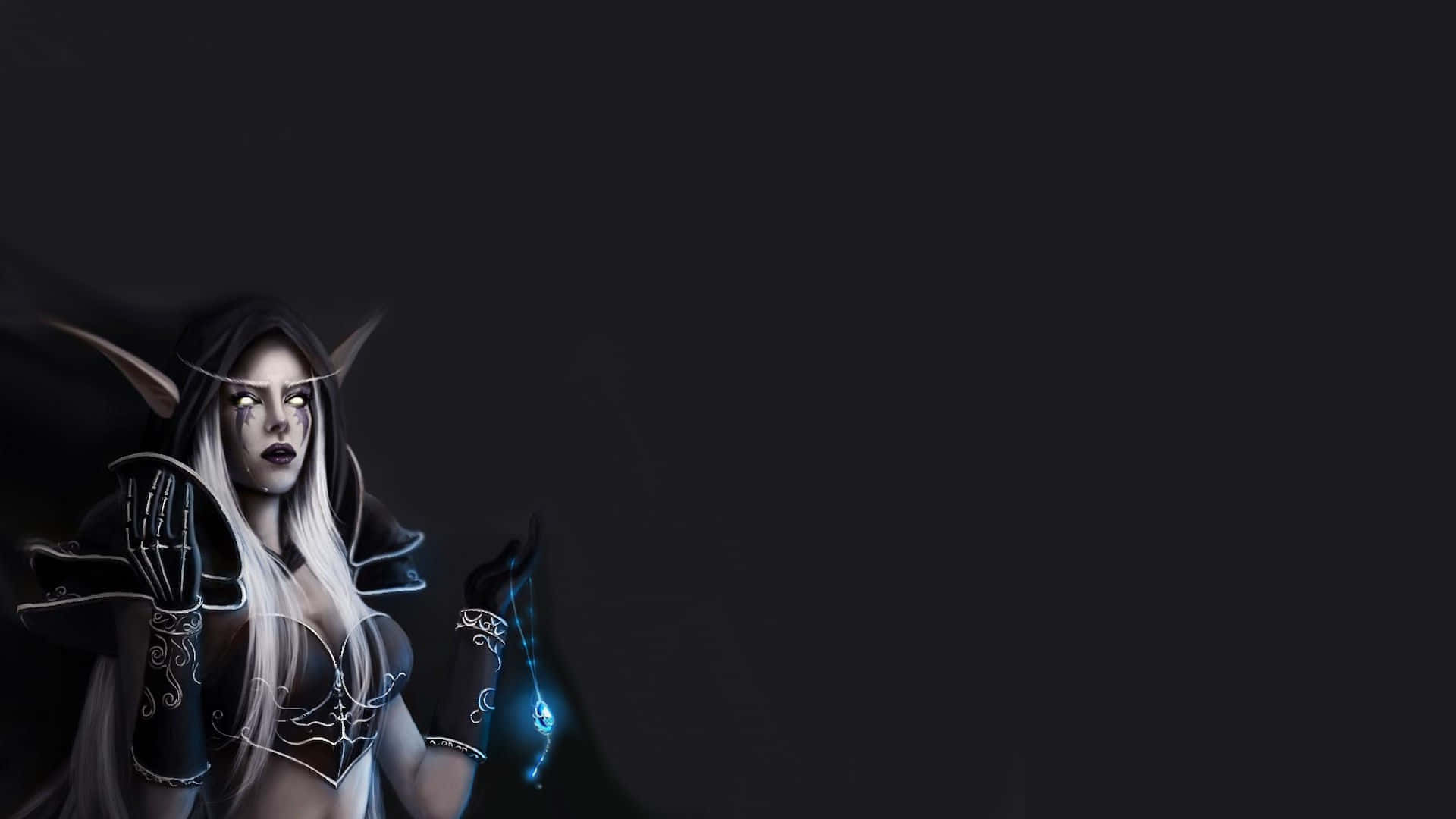 Sylvanas Windrunner 桌布 壁紙 — 一位黑暗奇幻精靈女性，擁有發光的藍色魔法和白髮，站在黑色背景前。