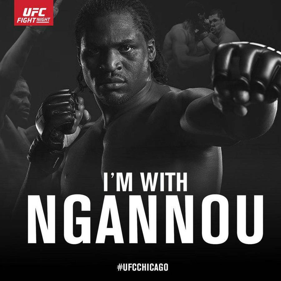 MMA 桌布 壁紙 — 一位黑白風格的UFC拳擊手戴著手套，握緊拳頭舉起，以強而有力的宣傳姿勢，專注地凝視前方。