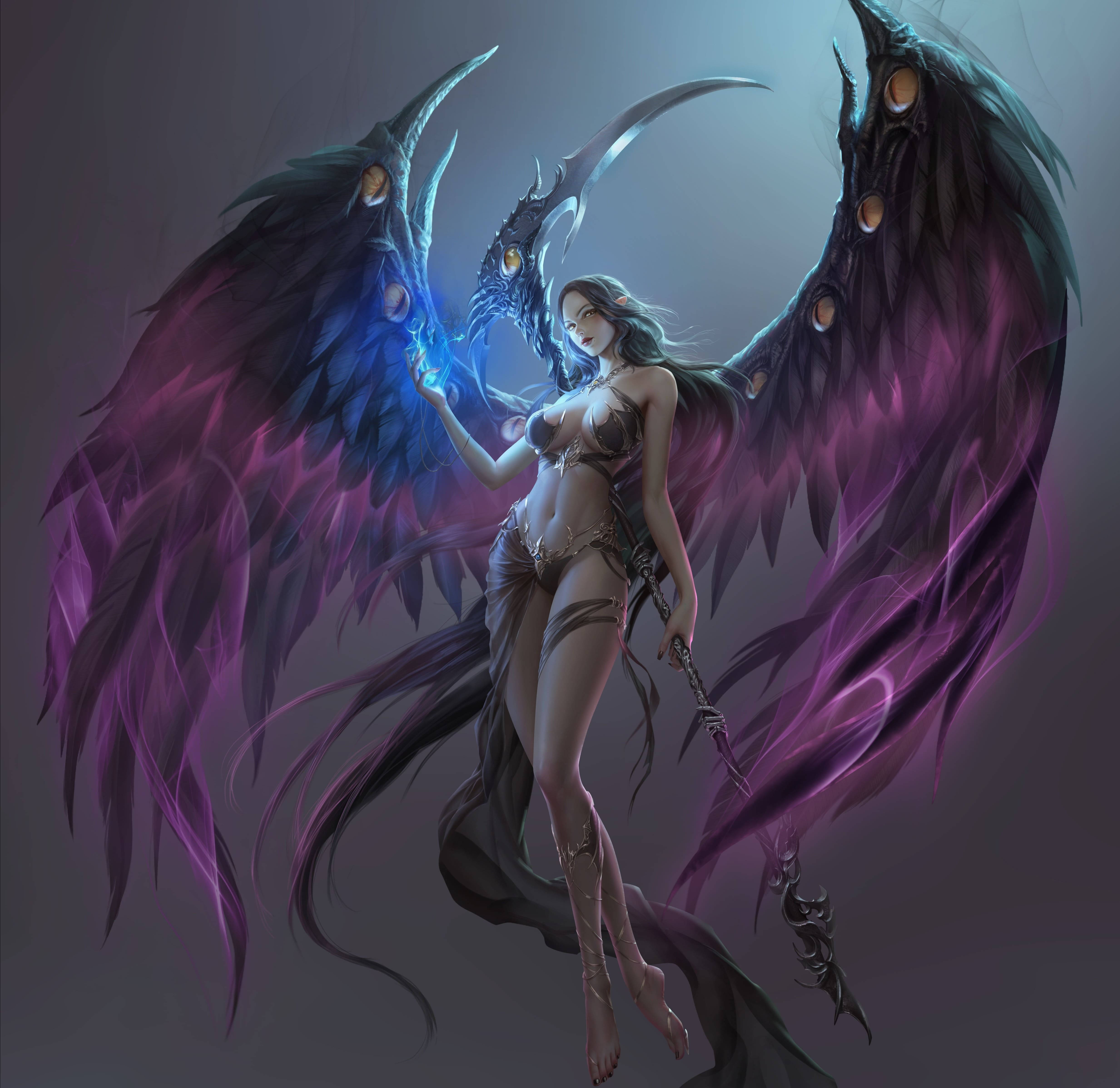 Wings 桌布 壁紙 — 一位黑翼天使，擁有發光的眼睛和紫色羽毛翅膀，在柔和的灰色背景上拿著一個發光的藍色球體。