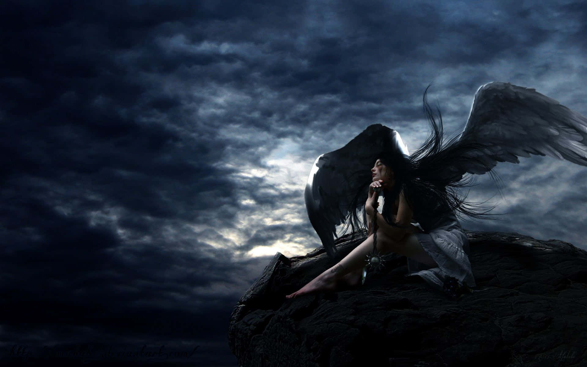 Angel Wings 桌布 壁紙 — 一位黑翼天使，長長的黑髮，在暴風雨的夜空下，月光穿過雲層，沉思地坐在岩石露頭上。