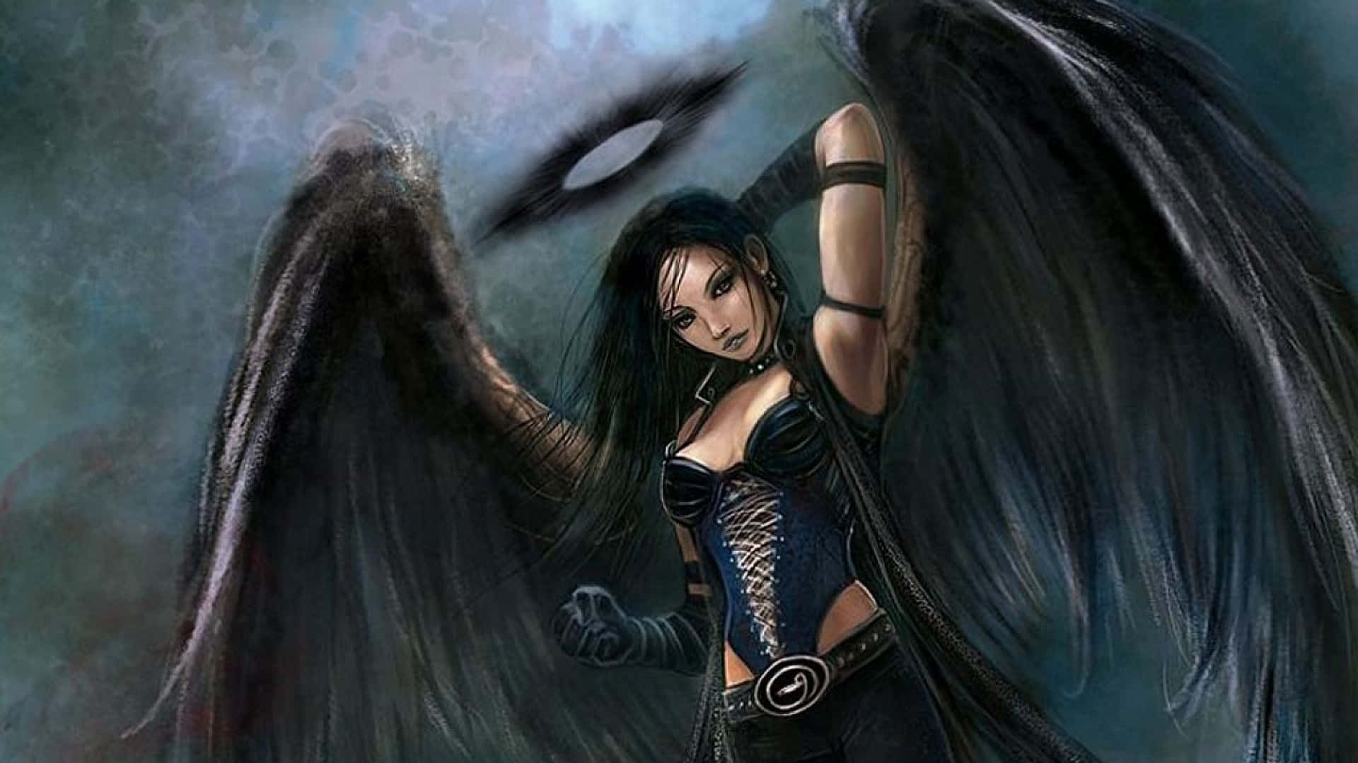 Evil Fairy 桌布 壁紙 — 一位黑翼女性天使身穿黑色皮革盔甲，在風暴般的藍灰色背景前擺好姿勢，上方有一隻發光的眼睛。