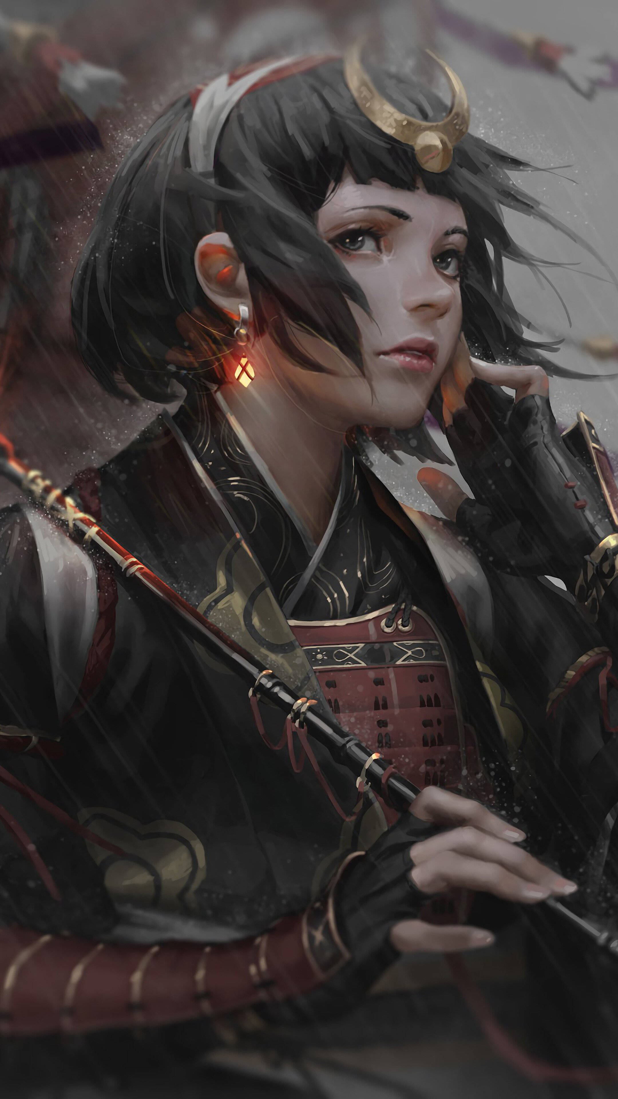 武士動畫 桌布 壁紙 — 一位黑髮、戴著金色角狀頭飾的武士戰士，在迷霧戰場上手持弓箭，若有所思地凝視著。