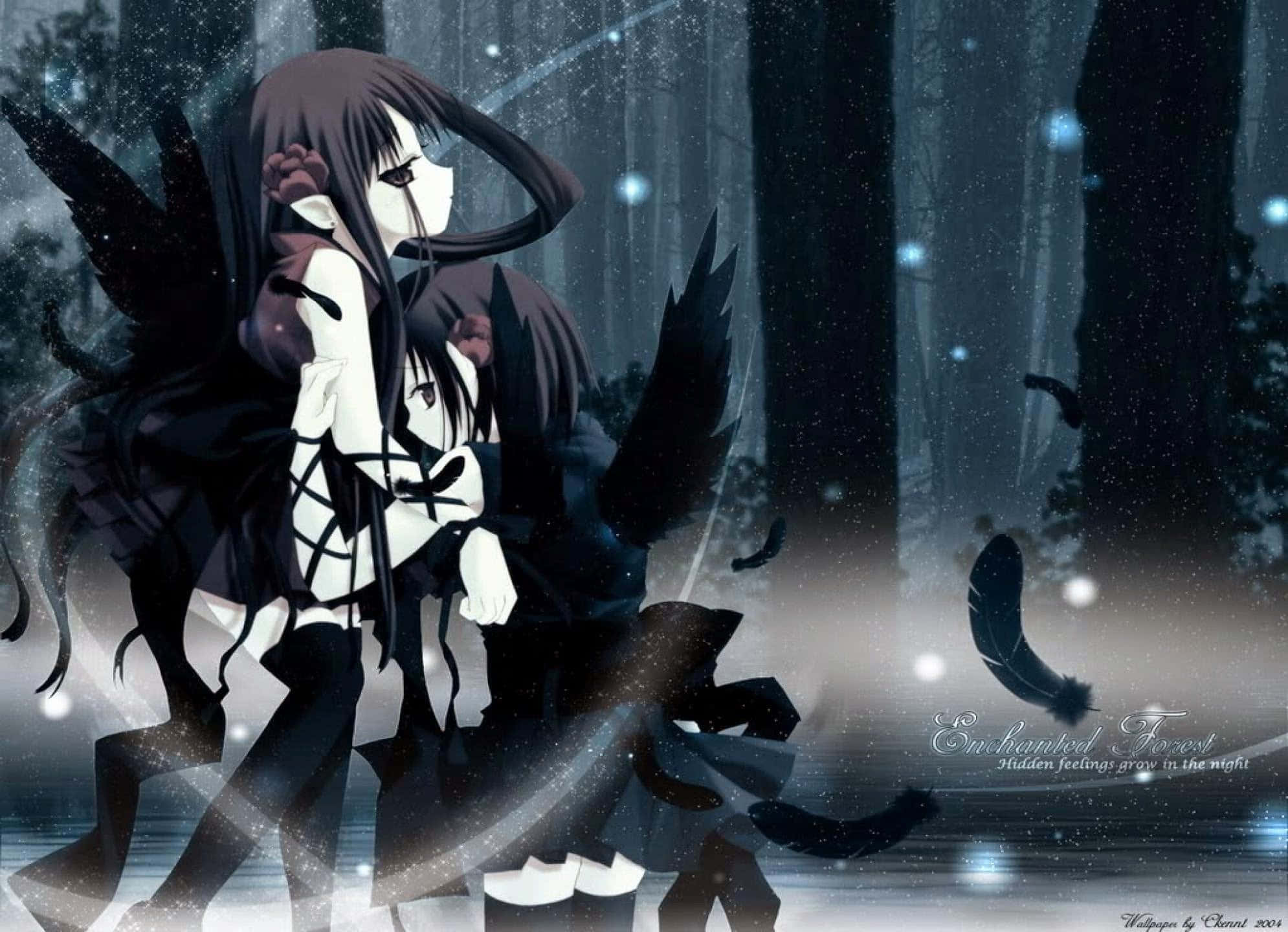 Dark Anime Girl 桌布 壁紙 — 一位黑髮、擁有黑色翅膀的動漫女孩，夜晚站在霧氣瀰漫的森林中，發光粒子在她周圍飄浮。
