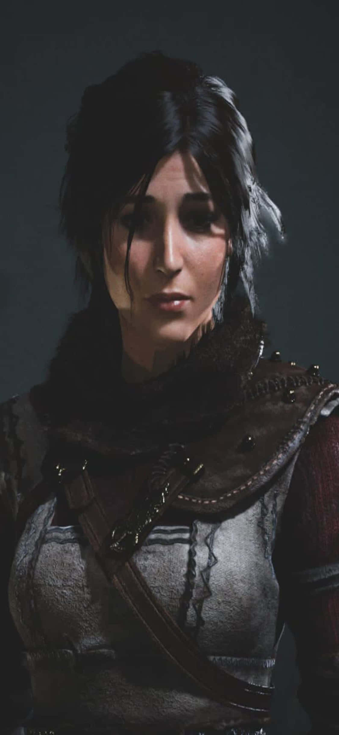 iPhone Xs Dragon Age Inquisition 桌布 壁紙 — 一位黑髮、眼神銳利的女戰士，在昏暗燈光下穿著細節豐富的皮革盔甲。