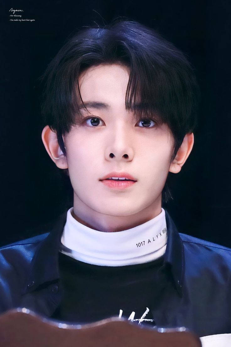 Kpop Aesthetic 桌布 壁紙 — 一位黑髮、眼神銳利的年輕男子，在深色背景前穿著黑色皮夾克內搭白色高領毛衣。