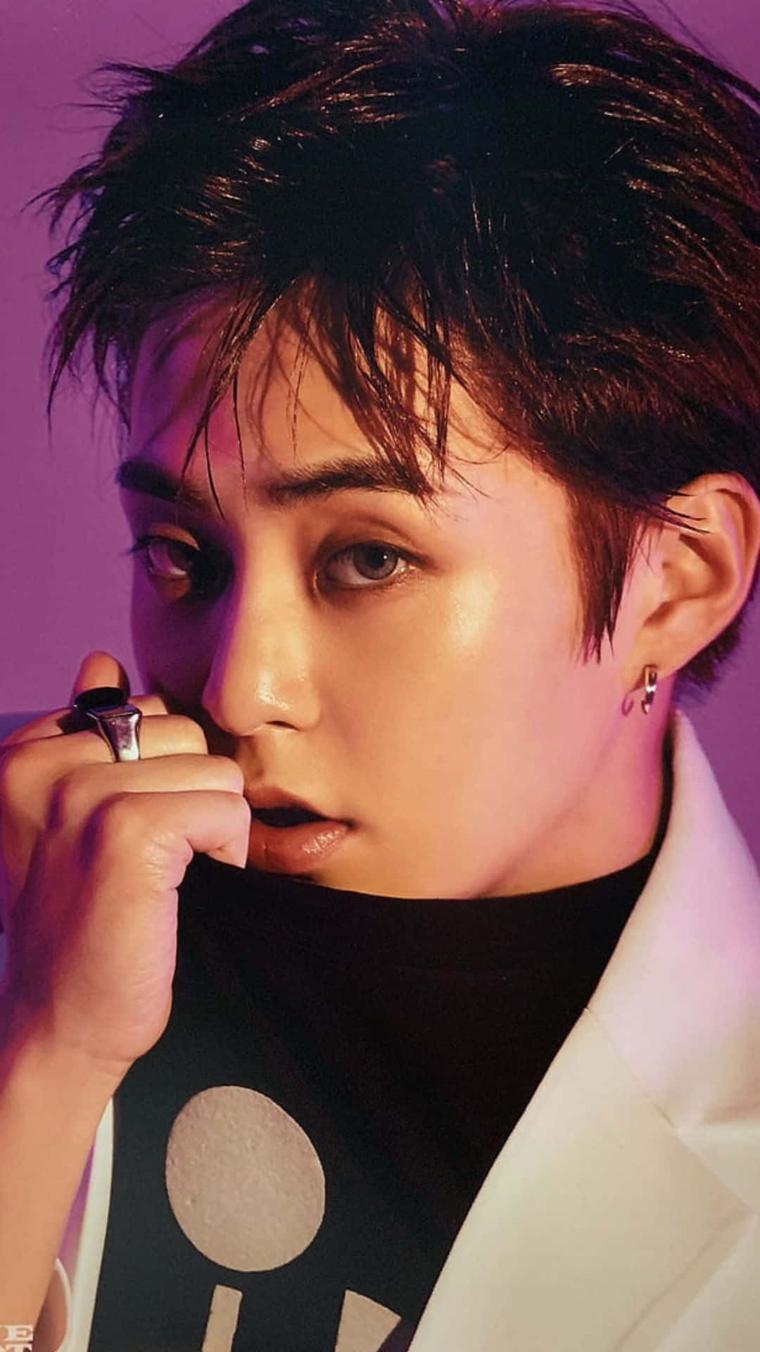 EXO 桌布 壁紙 — 一位黑髮、眼神銳利的年輕男子，在充滿活力的紫色背景前拿著香煙。