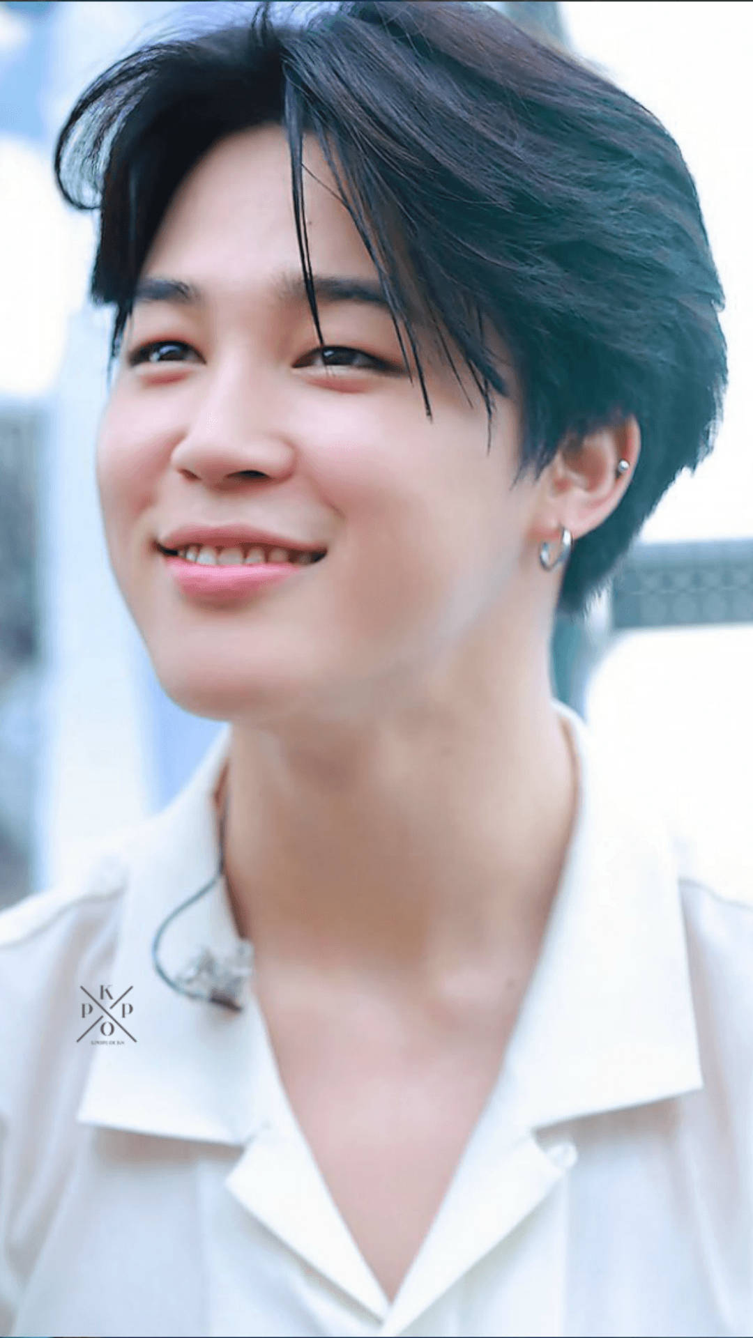Jimin Bts Cute 桌布 壁紙 — 一位黑髮、笑容溫暖的年輕男子，穿著白色有領襯衫，背景明亮模糊。