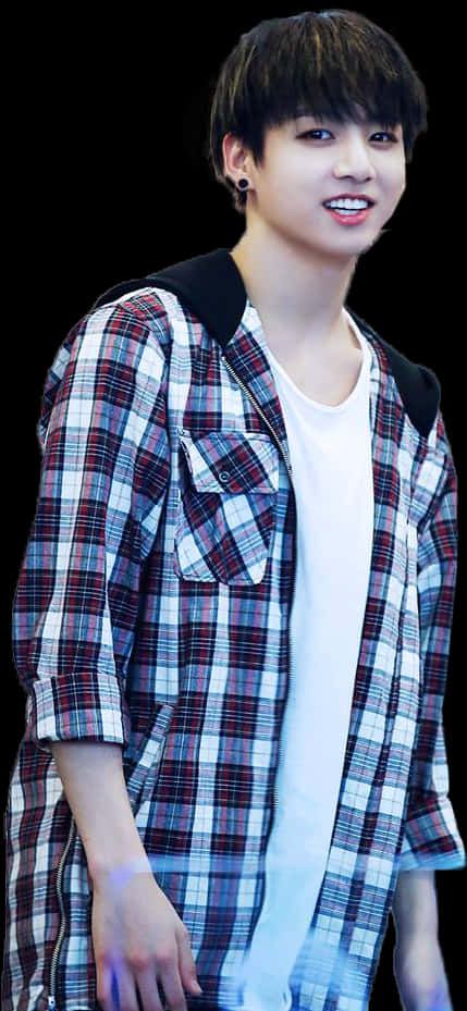 BTS 桌布 壁紙 — 一位黑髮、笑容燦爛的年輕男子，在黑色背景前穿著紅白藍格紋襯衫，內搭白色T恤。
