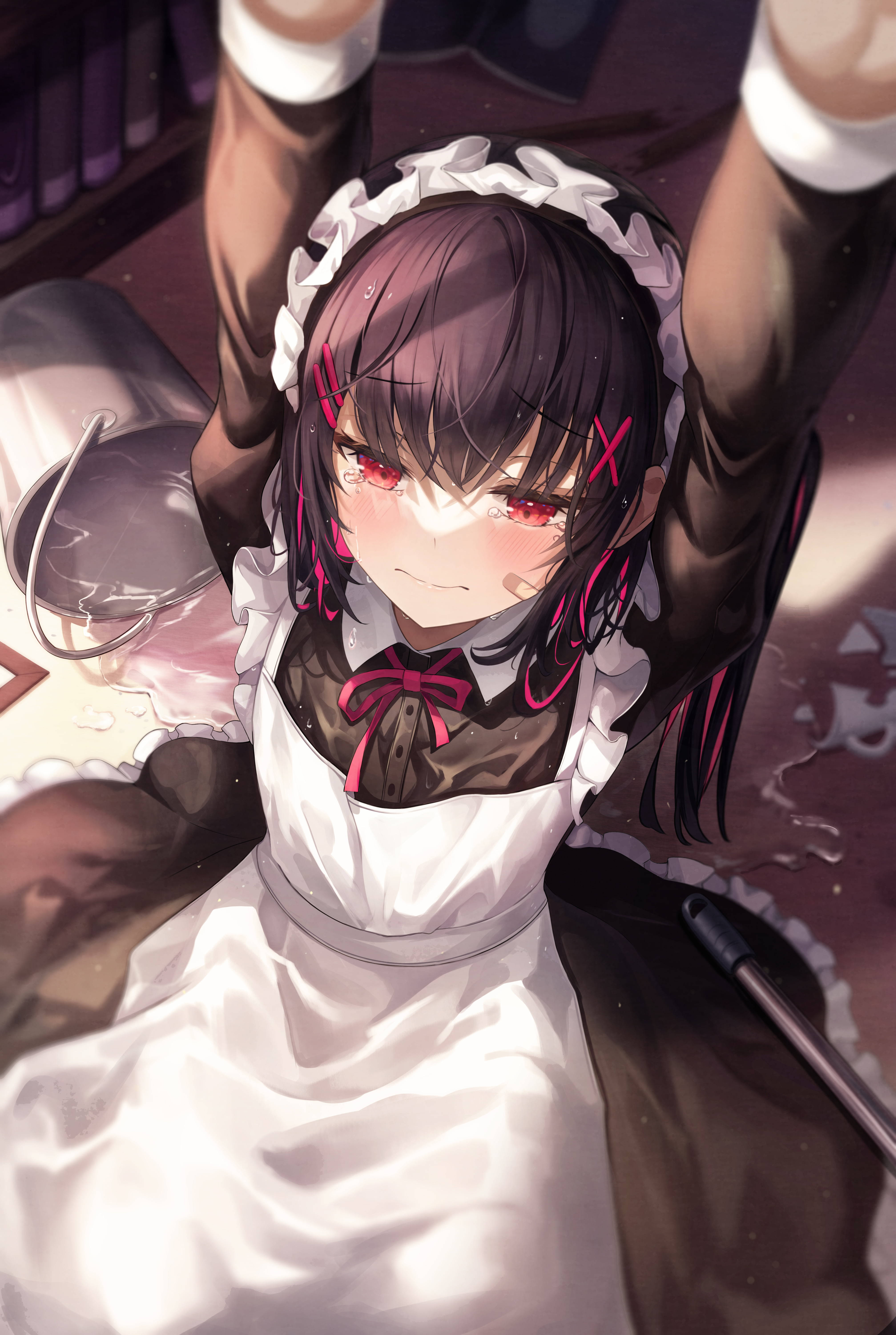 anime girl crying 桌布 壁紙 — 一位黑髮、紅眼、帶有粉紅色點綴的動漫女僕，以戲劇性的姿勢向上伸展雙臂。