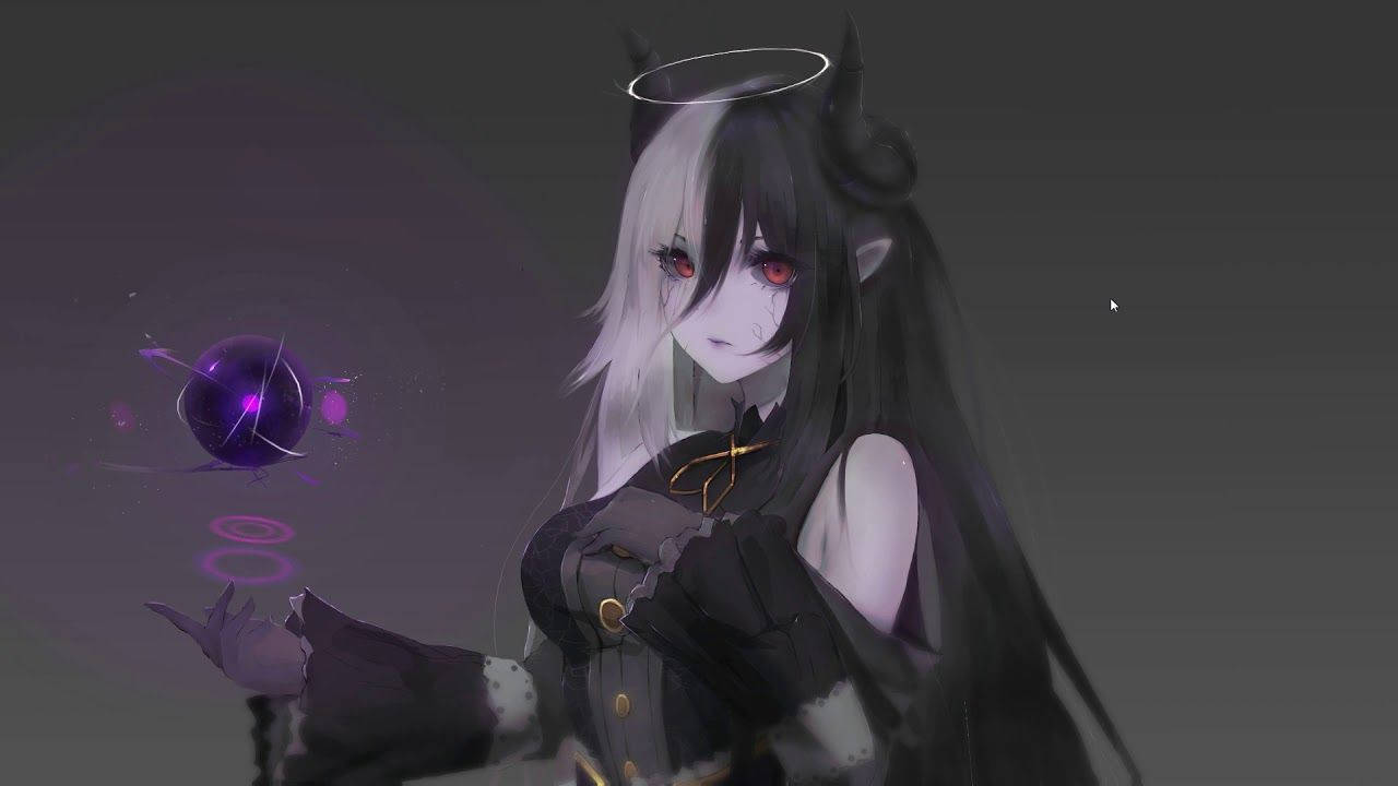 動漫惡魔 桌布 壁紙 — 一位黑髮、紅眼、長著惡魔角的動漫女孩，在柔和的灰色背景前手持一個發光的紫色球體。