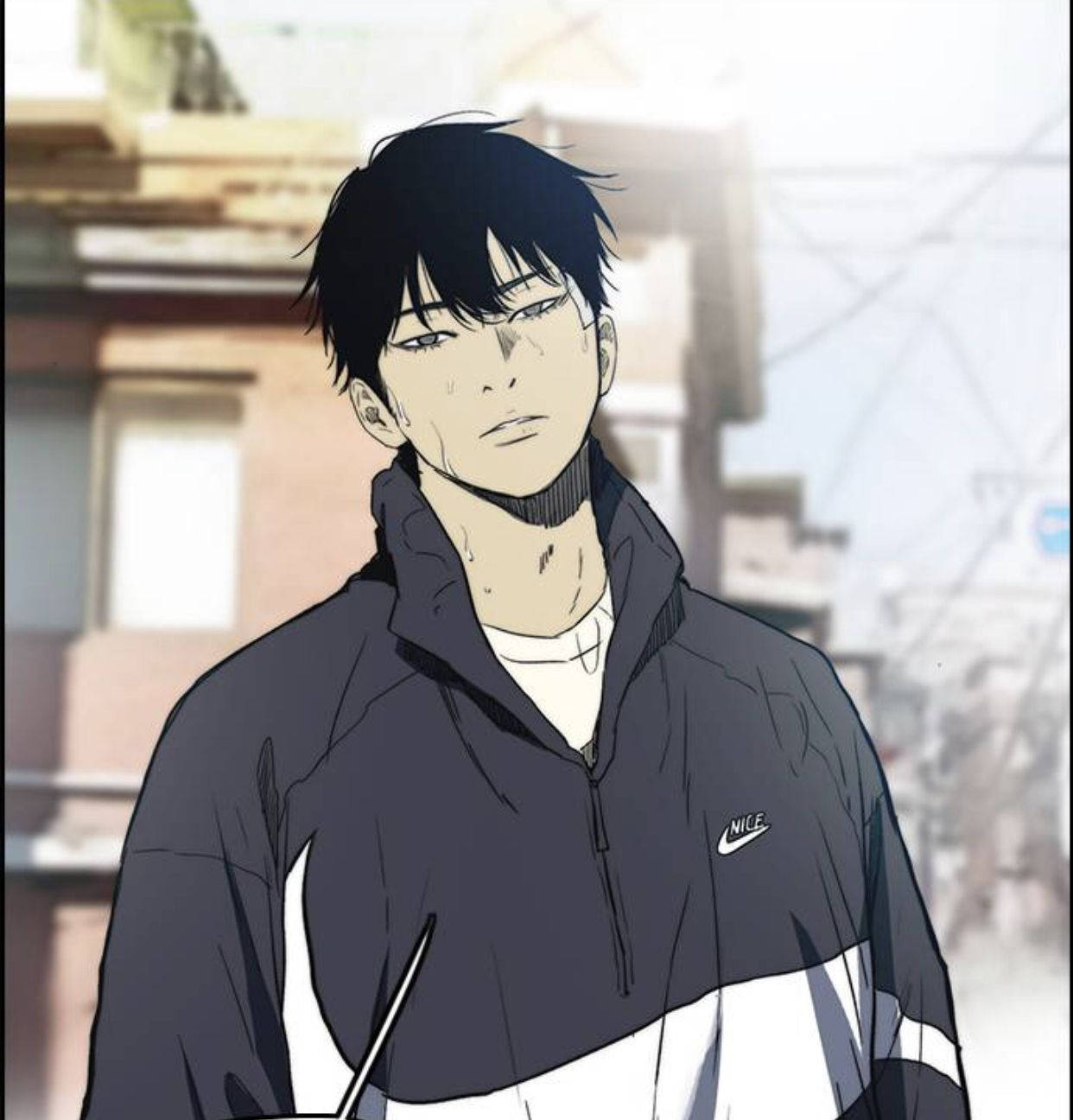 jay jo 桌布 壁紙 — 一位黑髮、表情嚴肅的年輕動漫男子，穿著深灰色和白色的Nike外套，背景是模糊的城市景觀。