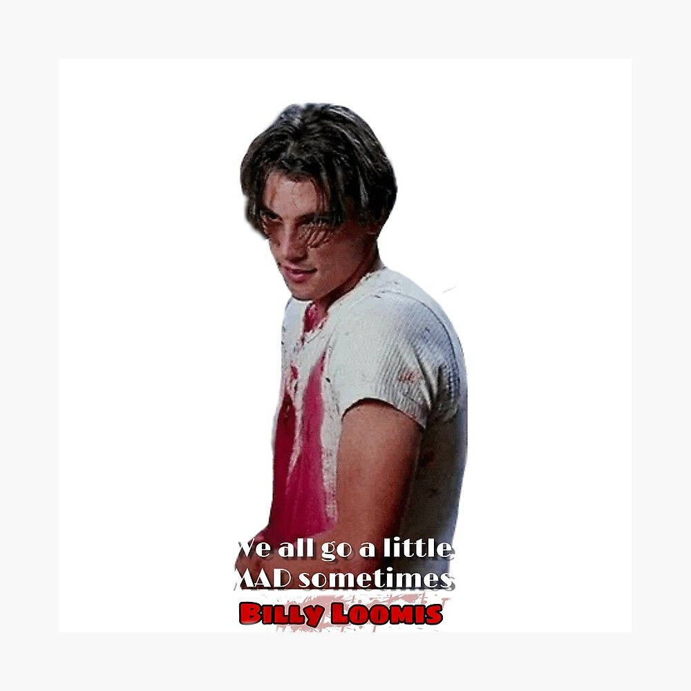 Billy Loomis 桌布 壁紙 — 一位黑髮、身穿染血白襯衫的年輕男子，在純白背景上回頭微笑。