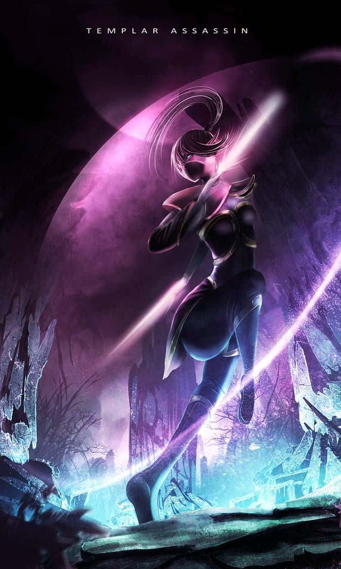 Templar Assassin 桌布 壁紙 — 一位黑髮刺客身穿流線型盔甲，在紫色月亮下破碎的水晶廢墟中揮舞著發光的刀刃。