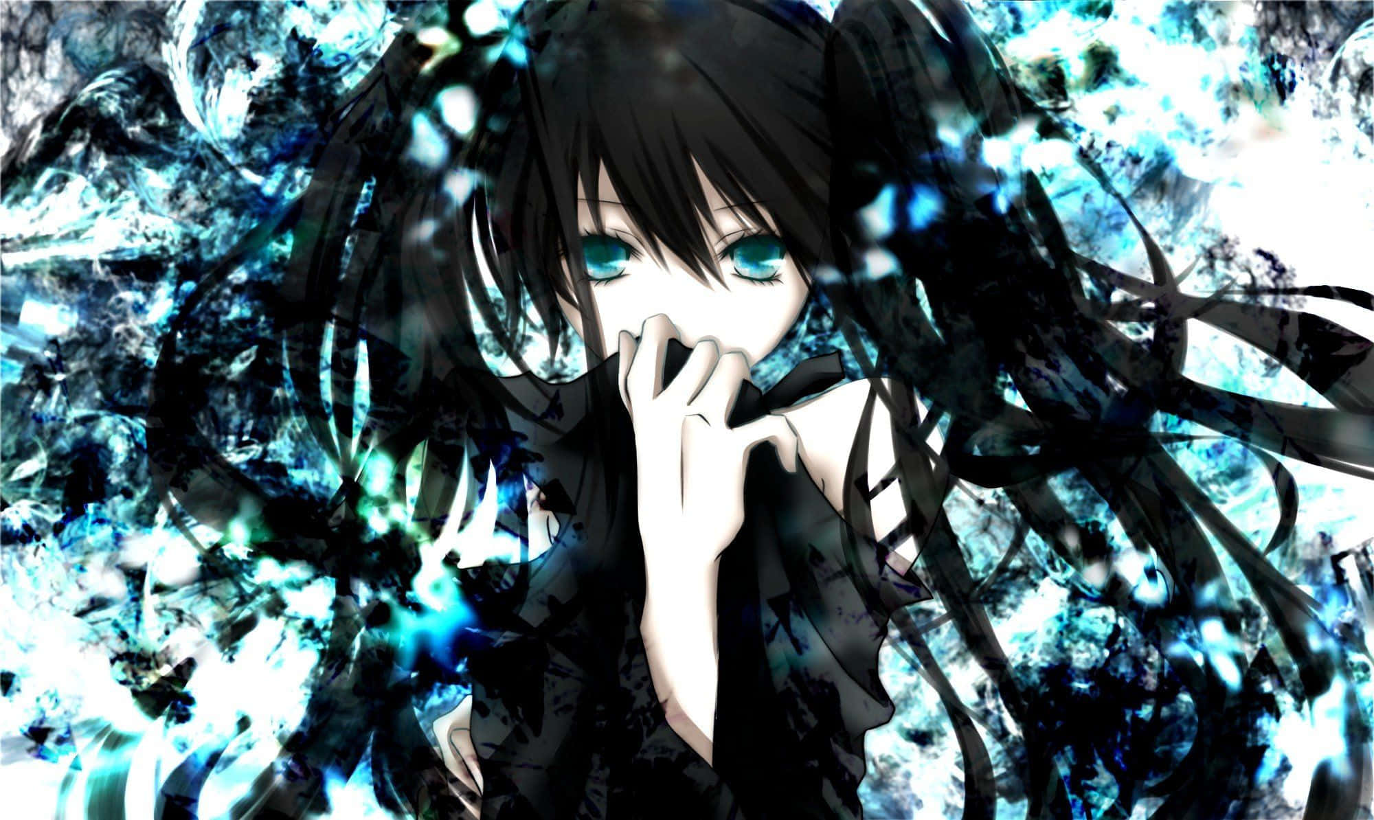 Gothic Anime 桌布 壁紙 — 一位黑髮動漫女孩，擁有發光的藍色眼睛，用手捂住嘴巴，周圍環繞著空靈的藍色能量。