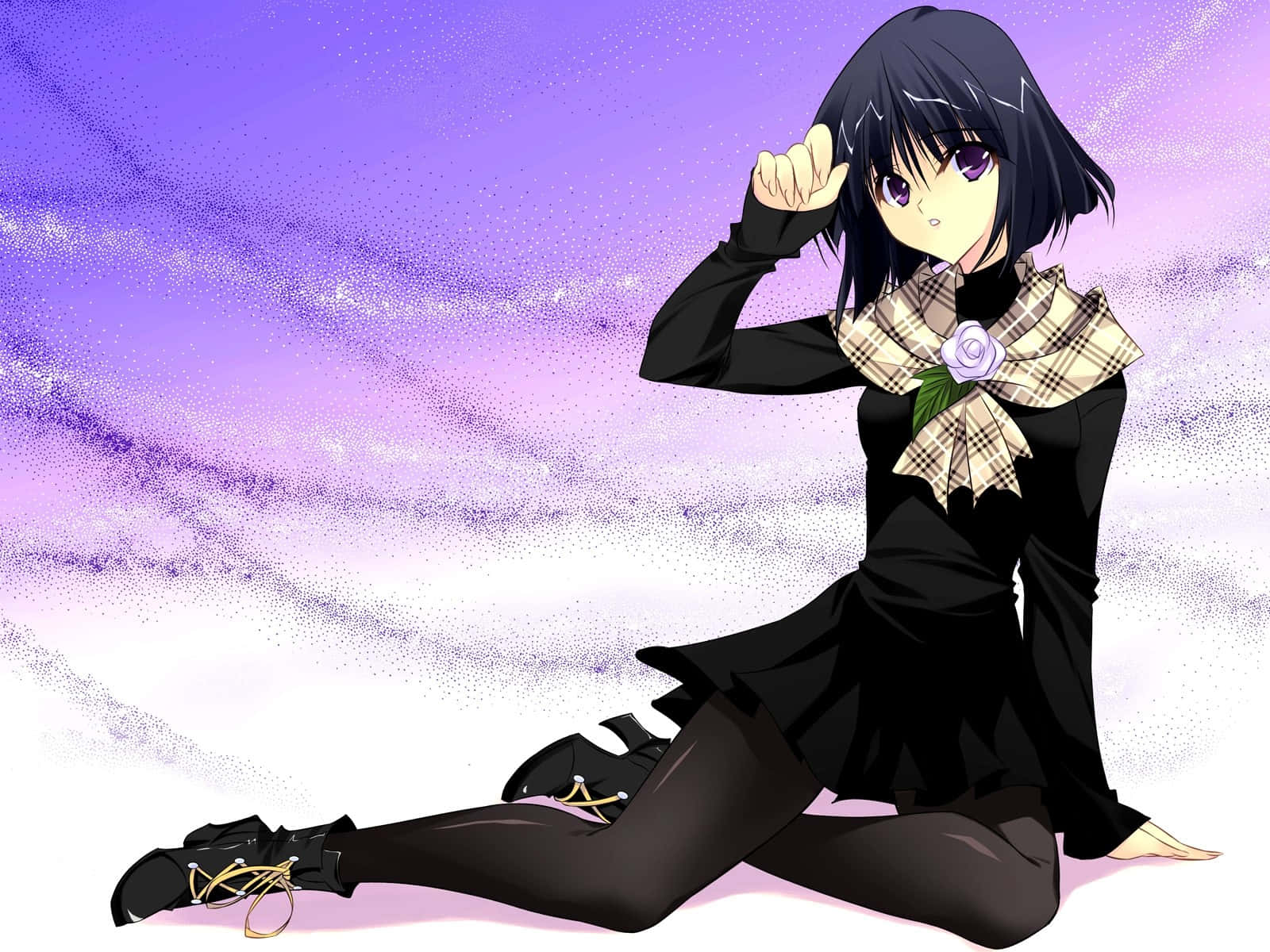 Sailor Saturn 桌布 壁紙 — 一位黑髮動漫女孩，身穿黑色服裝，圍著格子圍巾，坐在紫色漸層背景上，比出和平手勢。