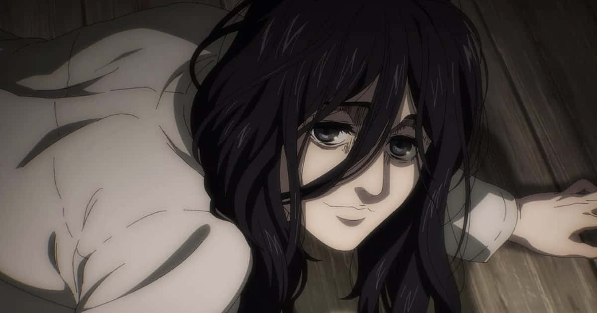 Pieck Finger 桌布 壁紙 — 一位黑髮動漫女孩帶著溫柔的微笑躺在昏暗光線下的木地板上。