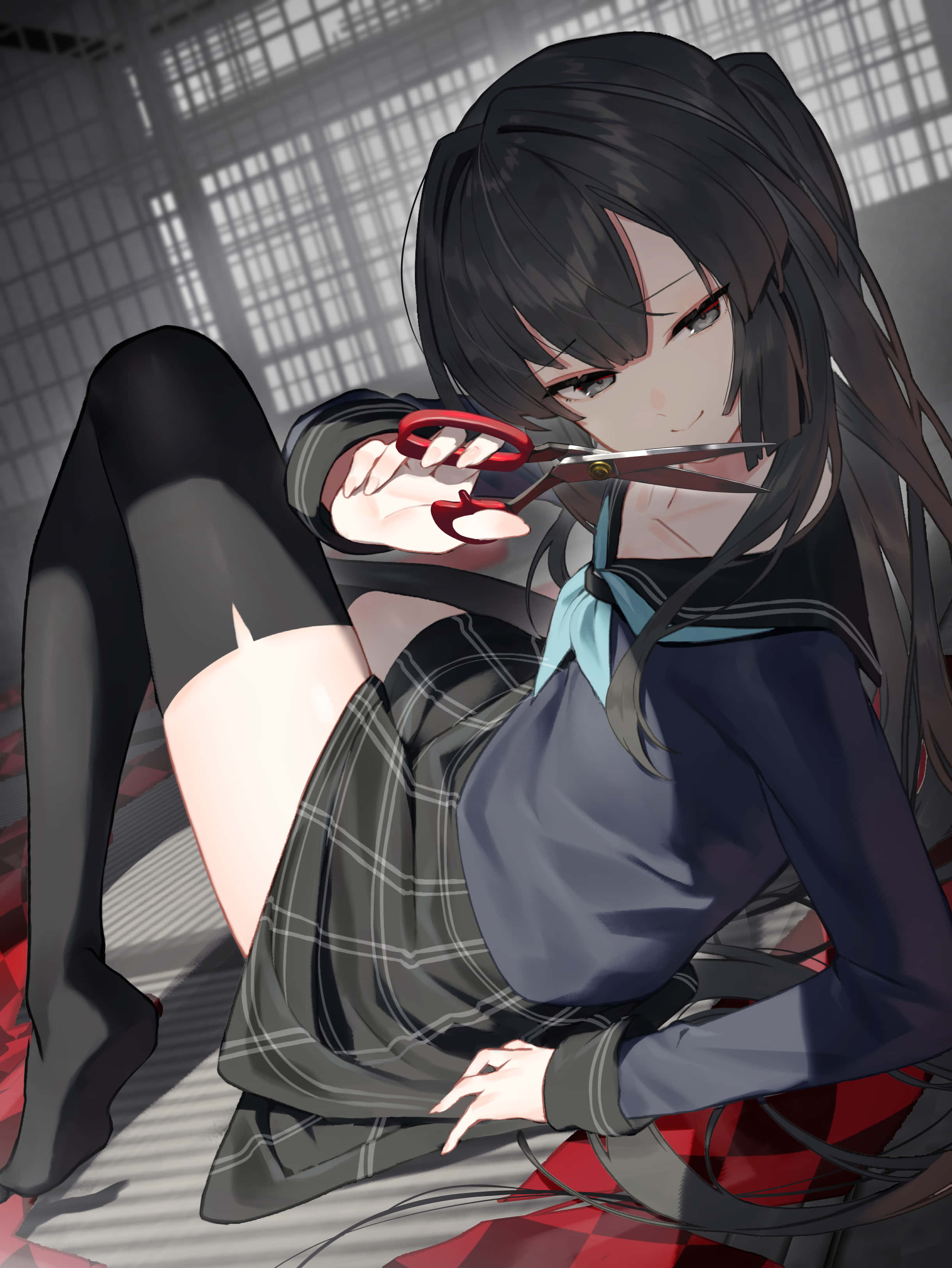 動漫女孩 桌布 壁紙 — 一位黑髮動漫女孩穿著校服，在網格窗戶的房間裡盤腿而坐，手持剪刀，帶著微妙的笑意。
