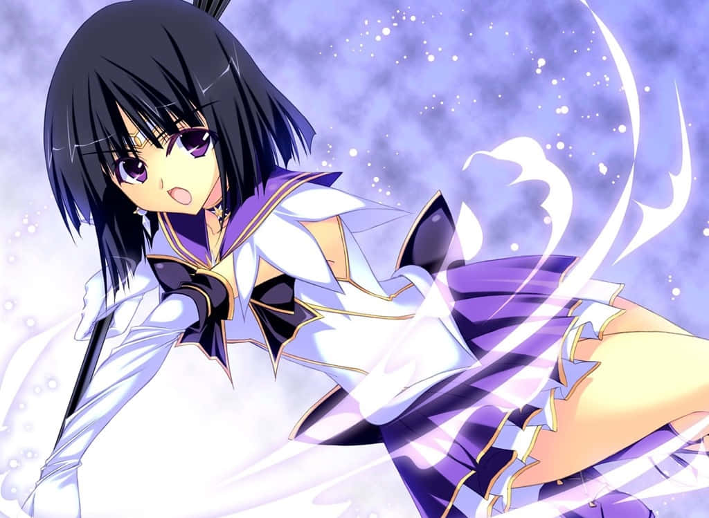 Sailor Saturn 桌布 壁紙 — 一位黑髮動漫女孩穿著白色和紫色的服裝，在閃閃發光的紫色背景前擺出動態姿勢。