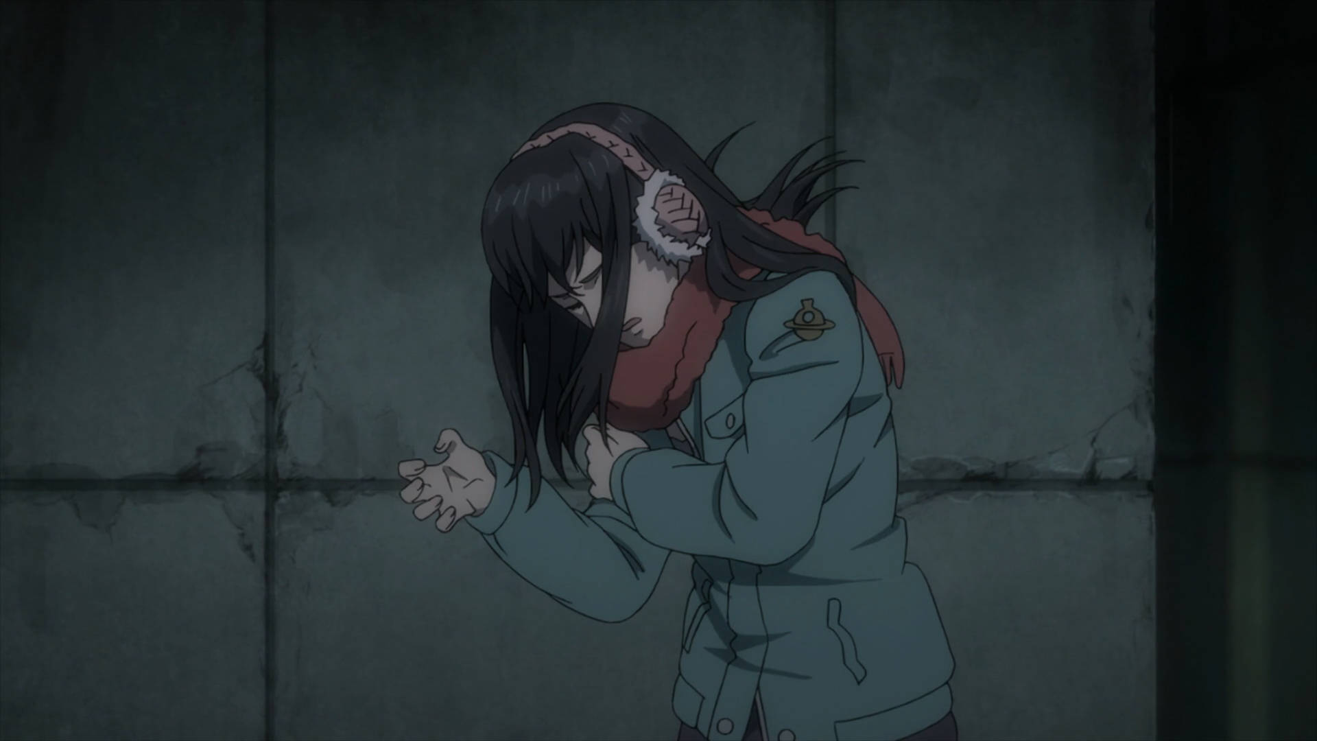 Parasyte 桌布 壁紙 — 一位黑髮動漫女孩穿著青綠色外套，在昏暗的空間裡，靠著骯髒的混凝土牆，緊抓著胸口。