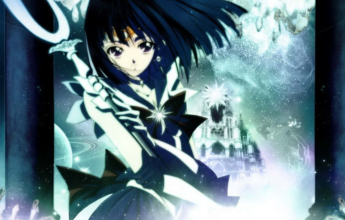 Sailor Saturn 桌布 壁紙 — 一位黑髮動漫女孩穿著黑白服裝，在發光的大教堂背景下揮舞著發光的劍。