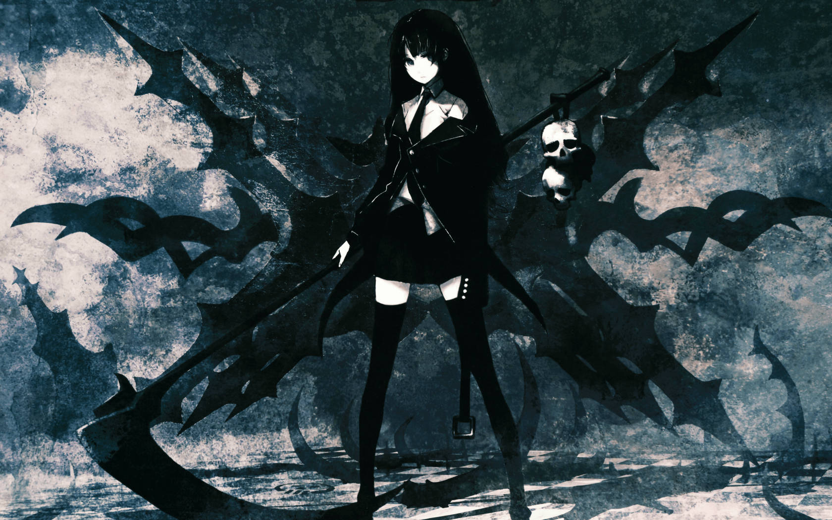 動漫惡魔 桌布 壁紙 — 一位黑髮動漫女孩穿著黑色校服，帶著蝙蝠般的翅膀和骷髏頭杖，站在風暴般的藍灰色背景前。