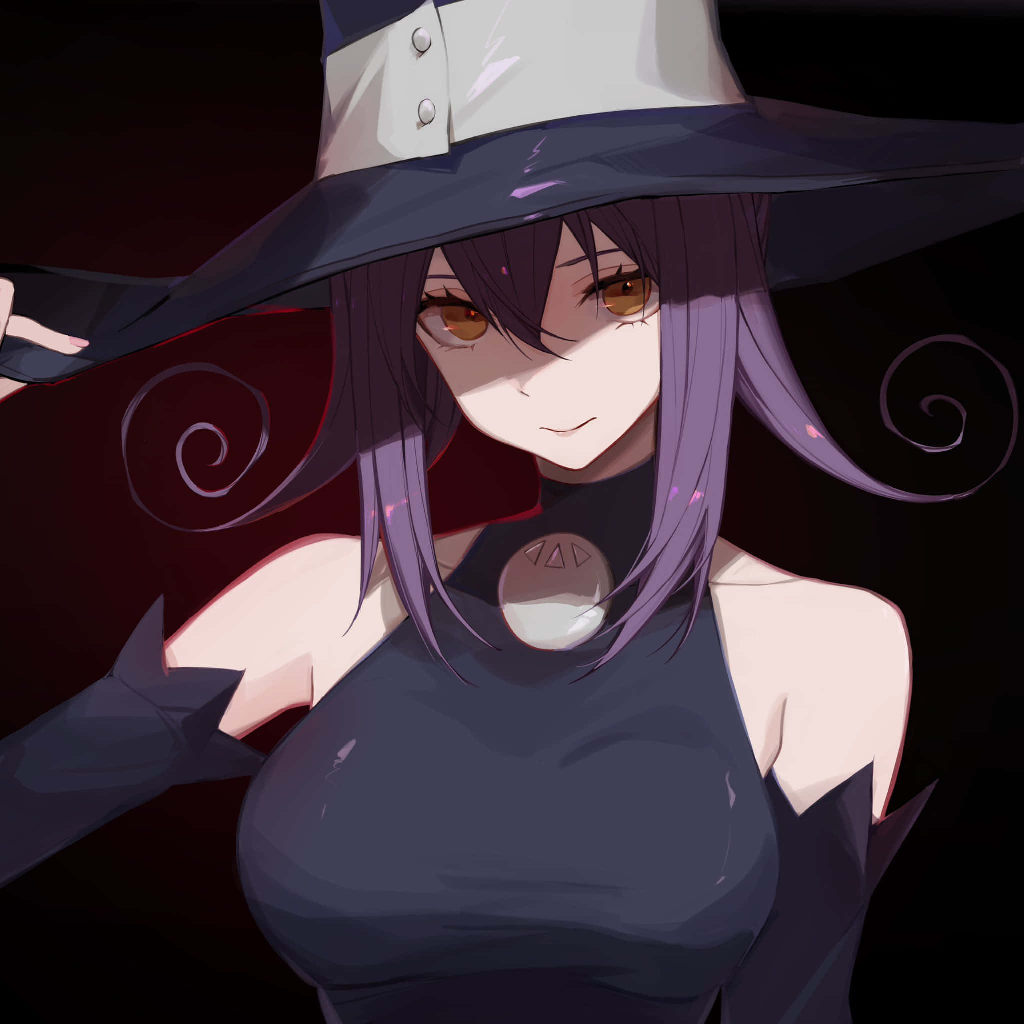 Soul Eater 桌布 壁紙 — 一位黑髮動漫女巫，琥珀色眼睛，戴著寬邊帽，在深紅色背景上溫柔地微笑。