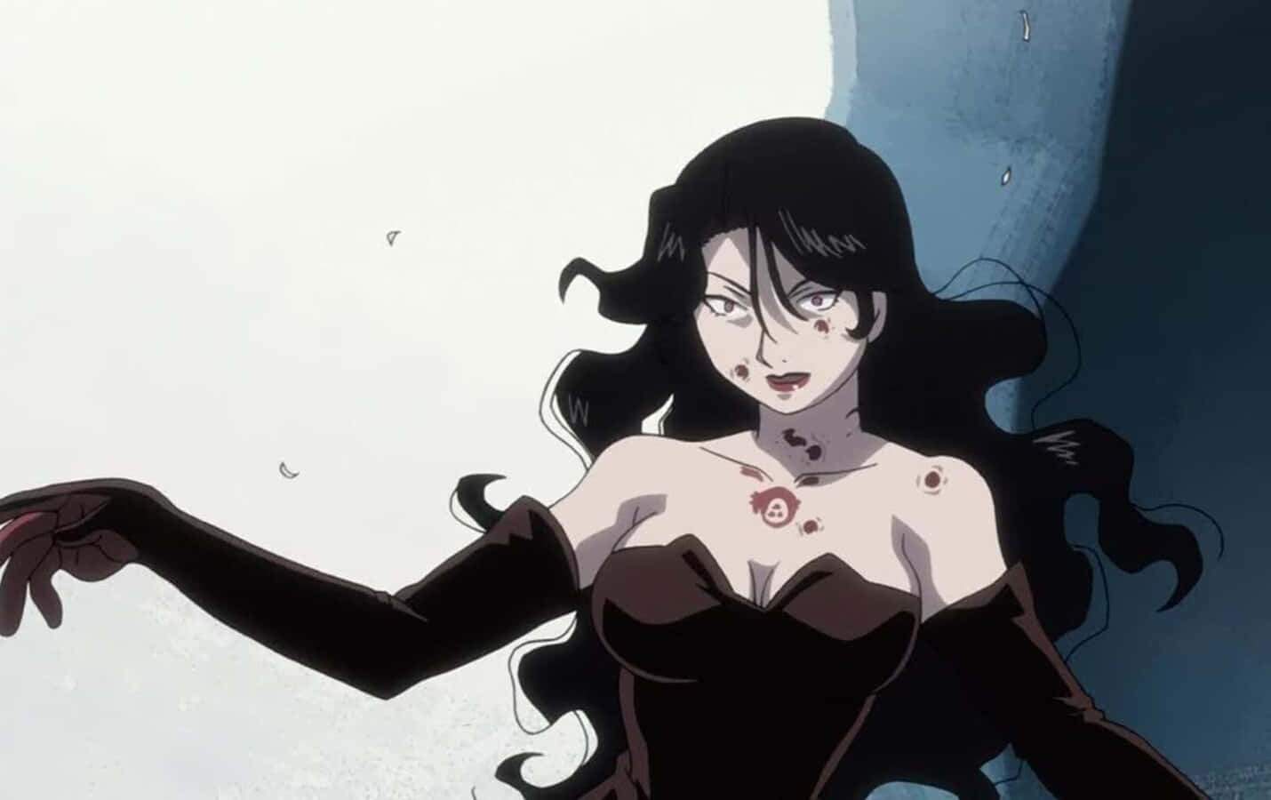 Fullmetal Alchemist Lust 桌布 壁紙 — 一位黑髮動漫女性穿著黑色連衣裙，皮膚和脖子上有類似血跡的痕跡，站在鮮明的白色和藍色背景前。