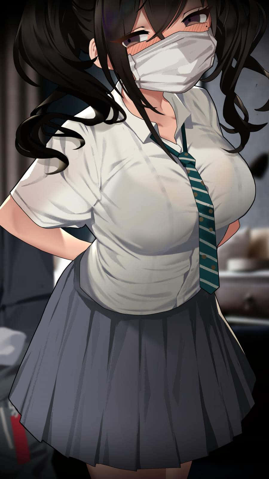 動漫女孩 桌布 壁紙 — 一位黑髮動漫少女穿著校服和口罩，在昏暗的房間裡雙手叉腰擺姿勢。