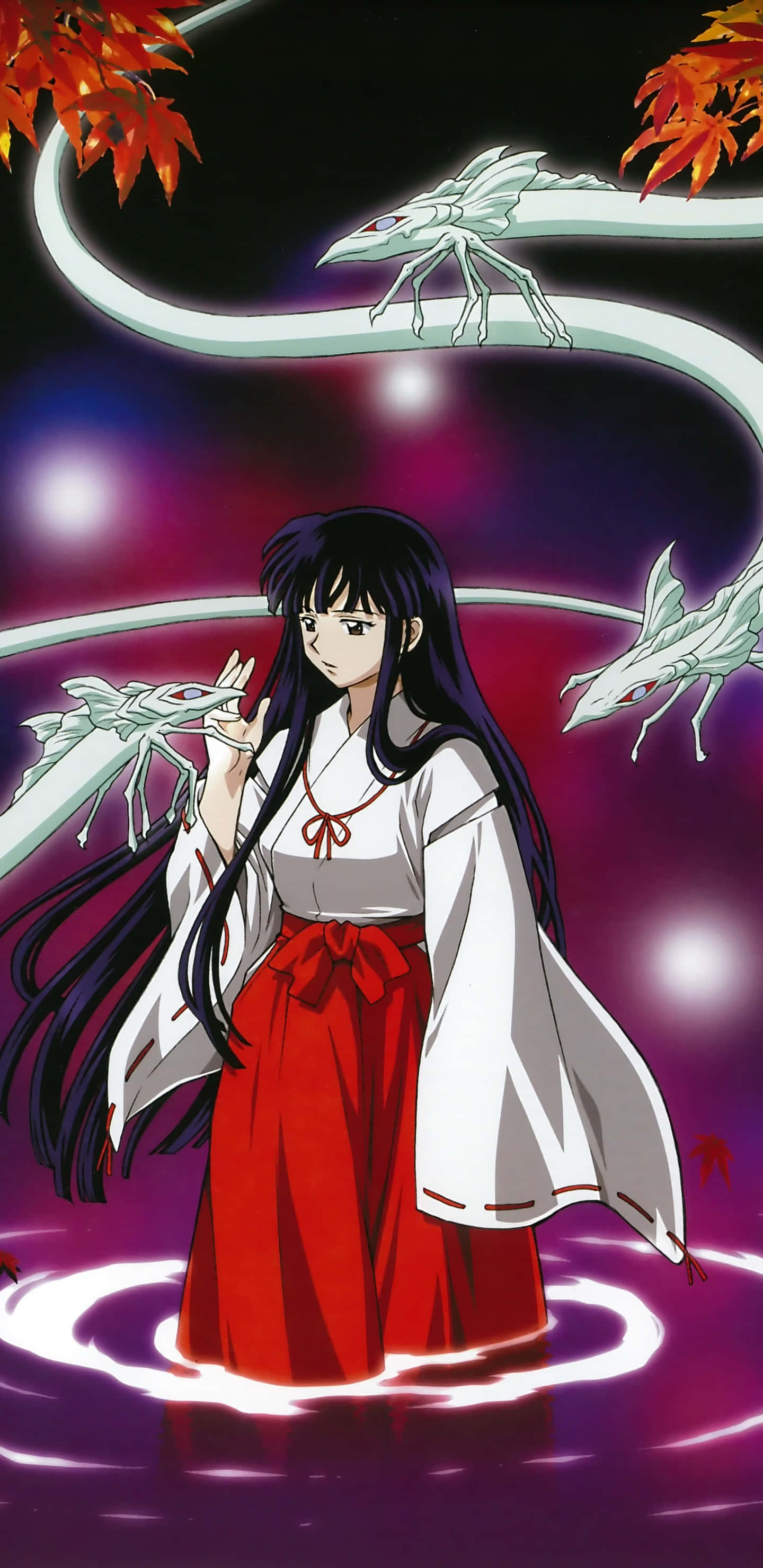 Inuyasha Phone 桌布 壁紙 — 一位黑髮動漫少女身穿白色和紅色的傳統服飾，站在發光的紫色水中，被幽靈般的白龍包圍，背景是繁星點點的夜空和秋天的落葉。