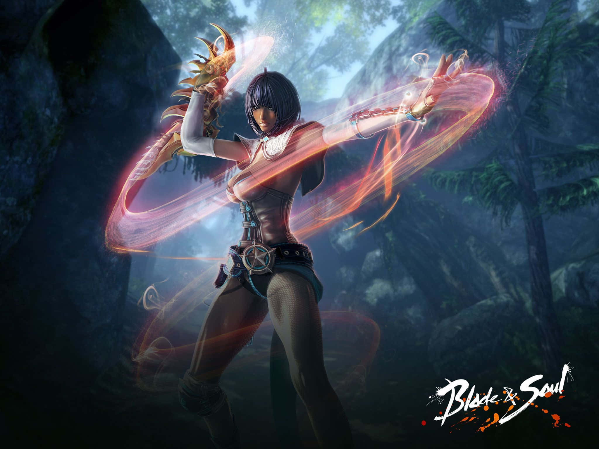 blade and soul 桌布 壁紙 — 一位黑髮動漫戰士在霧氣瀰漫的森林中，伴隨著岩石懸崖和松樹，引導著發光的橙色能量。