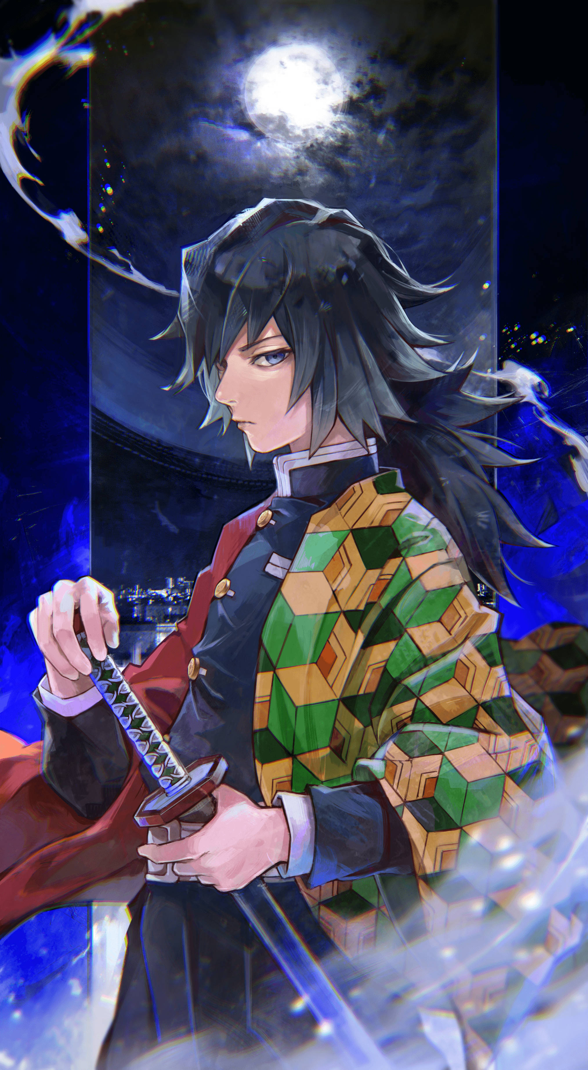 Giyuu 桌布 壁紙 — 一位黑髮動漫戰士身穿綠色和金色圖案的和服，在藍色夜空下閃耀的月亮下握著劍。