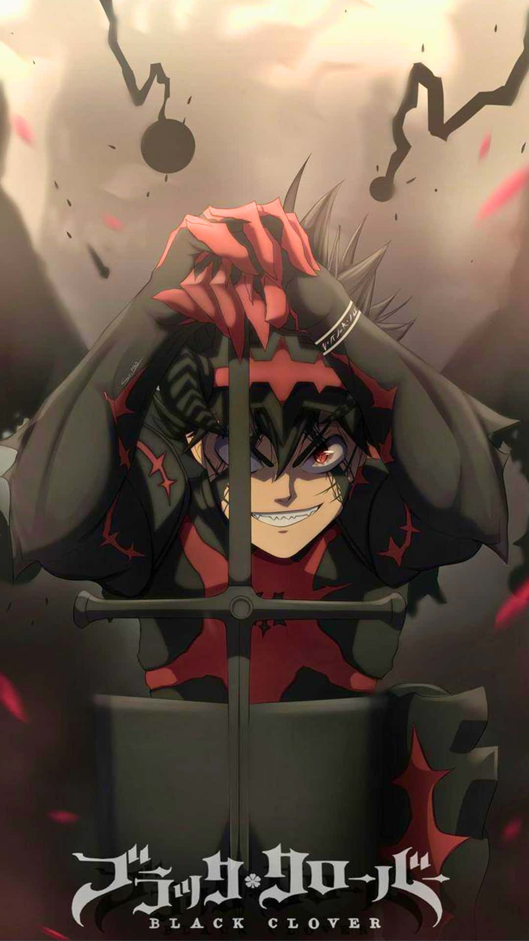 Asta 壁紙 — 一位黑髮動漫戰士身穿黑紅盔甲，緊握劍柄，露出兇猛的笑容，身後暴風雨的天空裂開裂縫。