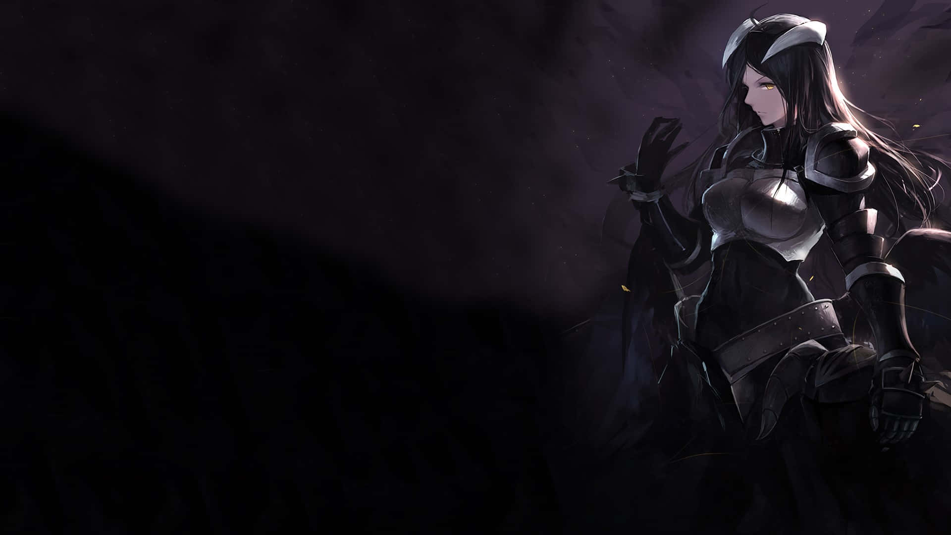 Dark Overlord 桌布 壁紙 — 一位黑髮動漫戰士身穿黑色盔甲，在陰影背景中擺好姿勢，周圍漂浮著發光的餘燼。