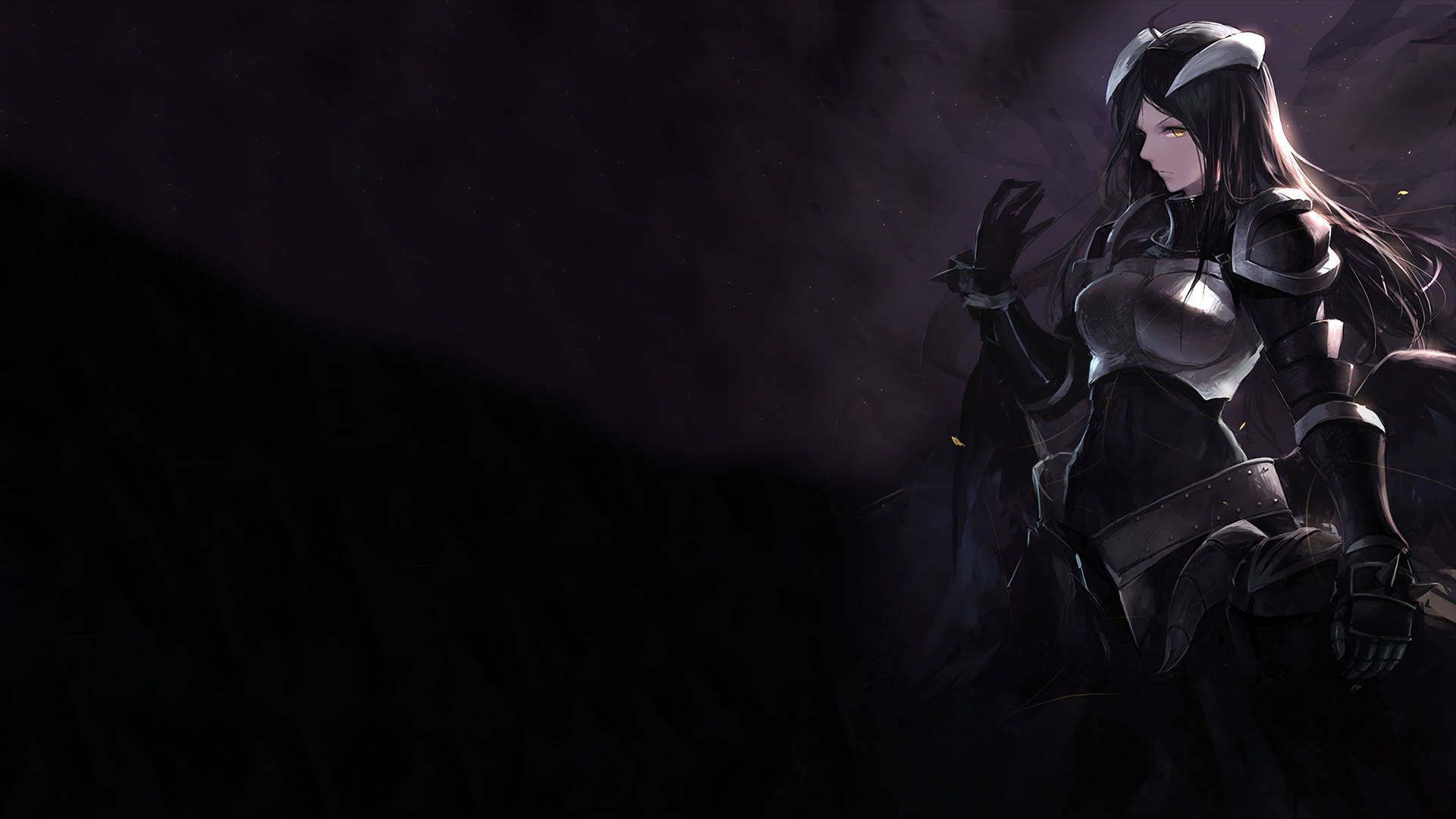 Overlord 桌布 壁紙 — 一位黑髮動漫戰士身穿黑色盔甲，在陰暗背景中蓄勢待發，周圍漂浮著發光的餘燼。