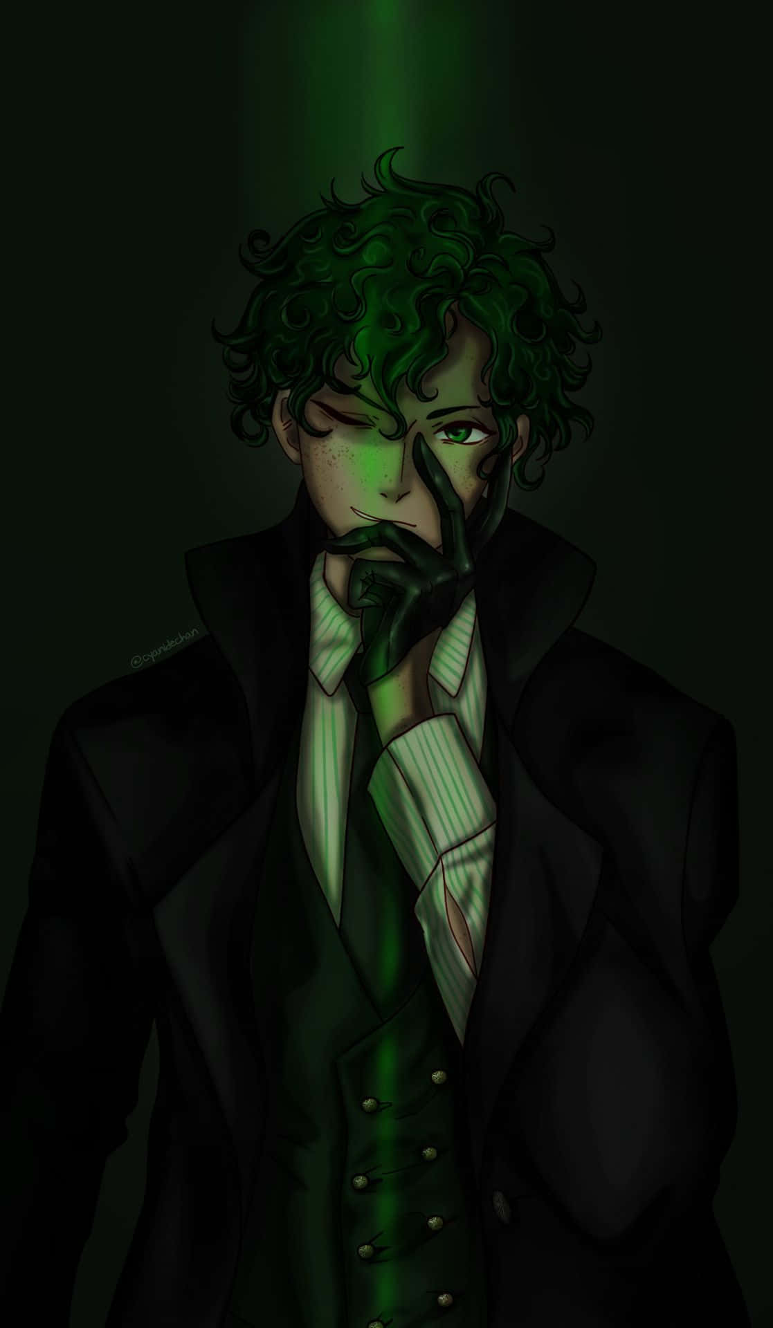 evil 桌布 壁紙 — 一位黑髮動漫男子身穿帶有綠色發光裝飾的黑色西裝，站在陰影中，手靠近嘴巴，姿勢神秘。