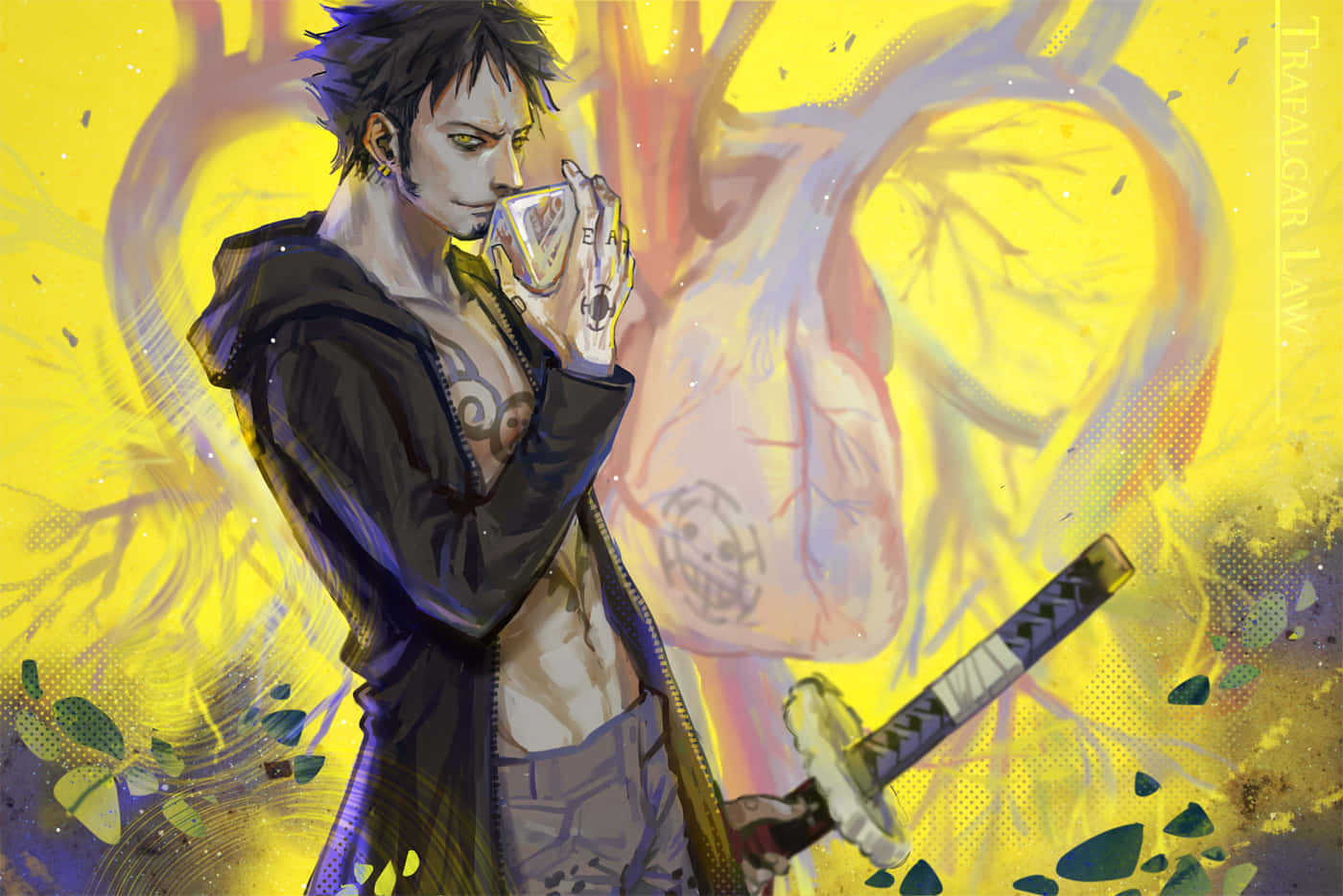 One Piece Trafalgar Law 桌布 壁紙 — 一位黑髮動漫男子身穿黑色連帽衫，手持武士刀，在充滿活力的黃色和紫色抽象背景前啜飲玻璃杯中的飲料。