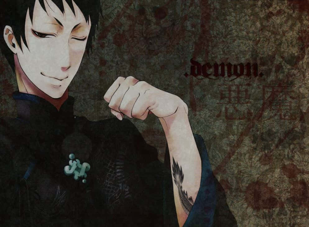 Black Butler Lau 桌布 壁紙 — 一位黑髮動漫男子閉著眼睛，露出得意的笑容，在帶有紋理的棕色背景上彎曲他帶有刺青的手臂，背景上有「惡魔」文字。
