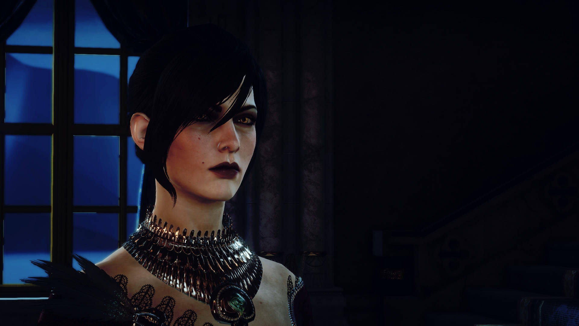 Dragon Age 桌布 壁紙 — 一位黑髮女子，五官鮮明，佩戴華麗的銀飾，在昏暗的哥德式房間中凝視，身後有一扇藍色發光的窗戶。