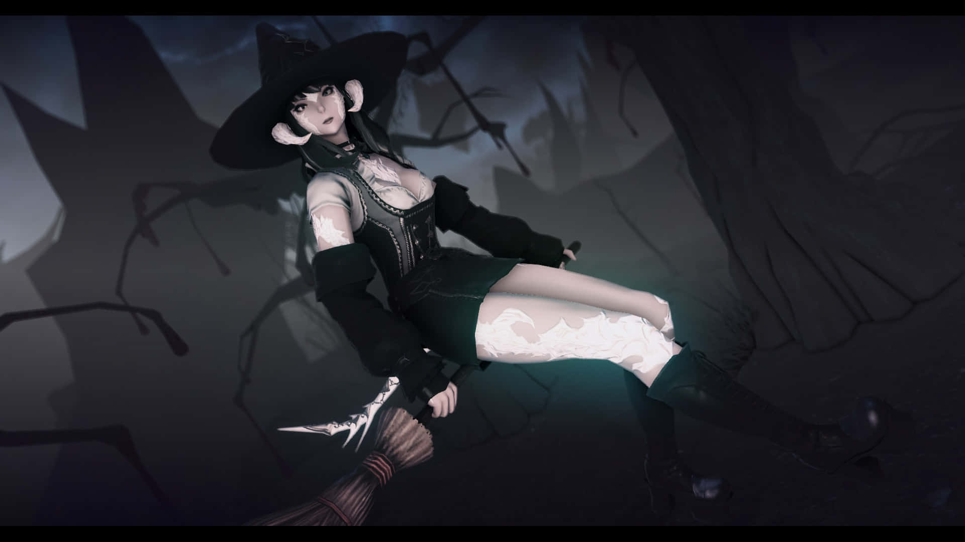 Witching Hour 桌布 壁紙 — 一位黑髮女巫戴著黑色帽子和束身衣，騎著掃帚飄過一個有扭曲樹木的陰森森林。