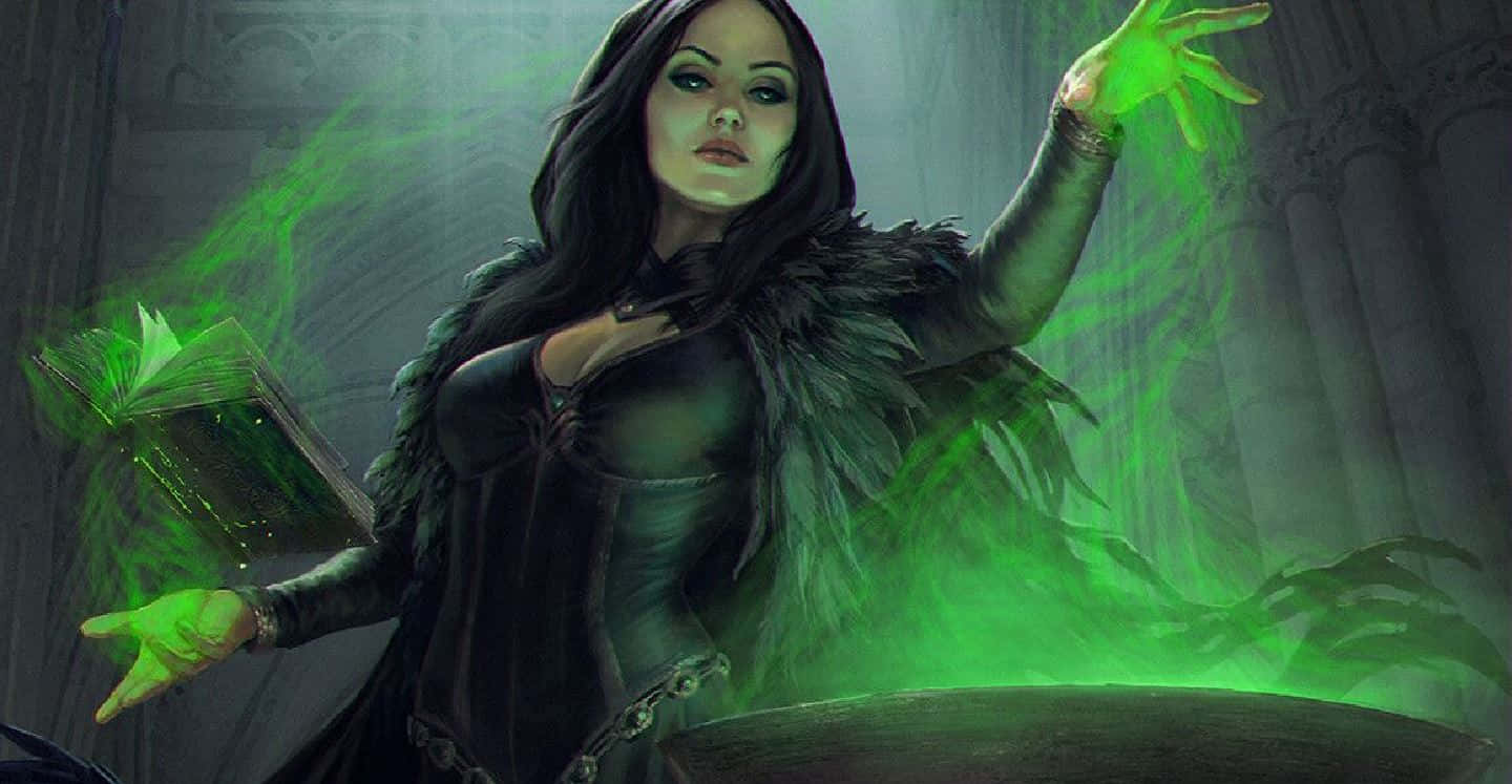 Green Witch 桌布 壁紙 — 一位黑髮女巫穿著羽毛斗篷，在哥德式大教堂中從一本打開的書中引導發光的綠色魔法。